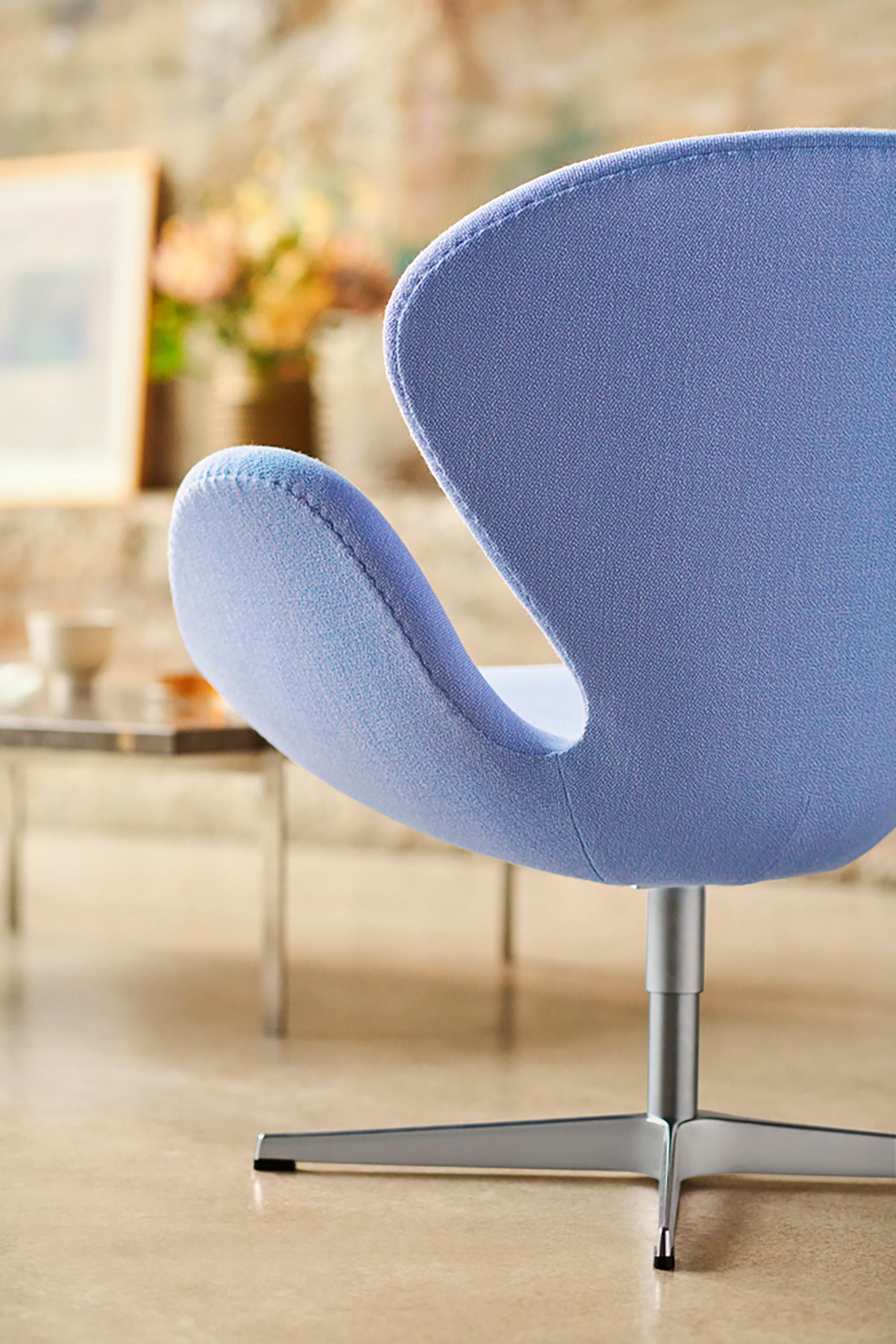 Arne Jacobsen 'Swan' Chair for Fritz Hansen in Christianshavn Fabric Upholstery For Sale 1