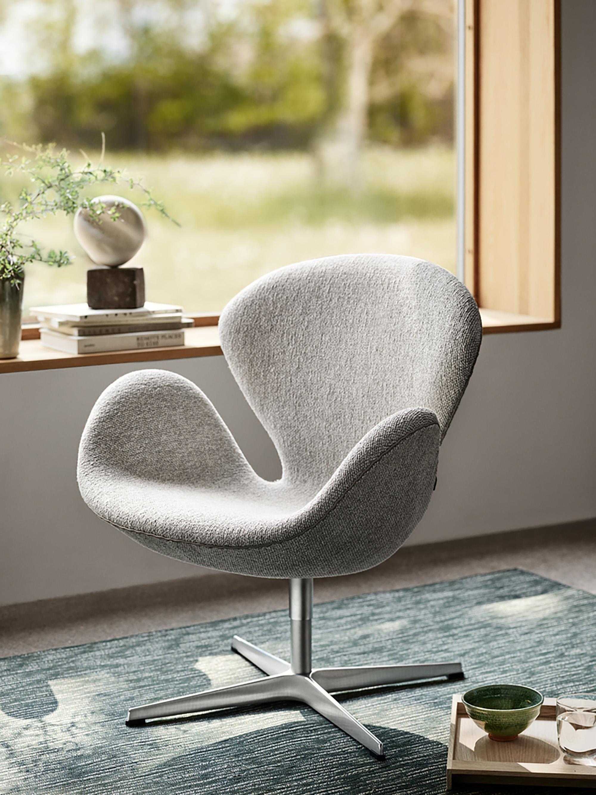 Arne Jacobsen 'Schwan'-Stuhl für Fritz Hansen in Stoffpolsterung (Kat. 1).

Fritz Hansen wurde 1872 gegründet und ist zum Synonym für legendäres dänisches Design geworden. Die Marke kombiniert zeitlose Handwerkskunst mit einem Schwerpunkt auf