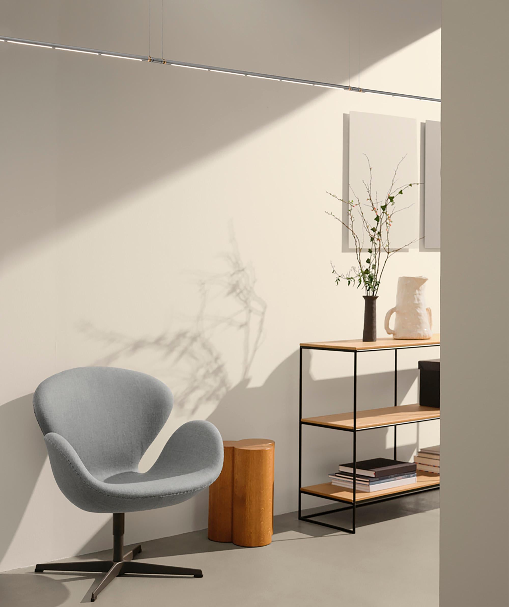 Metal Arne Jacobsen 'Swan' Chair for Fritz Hansen in Fabric Upholstery (Cat. 1) For Sale