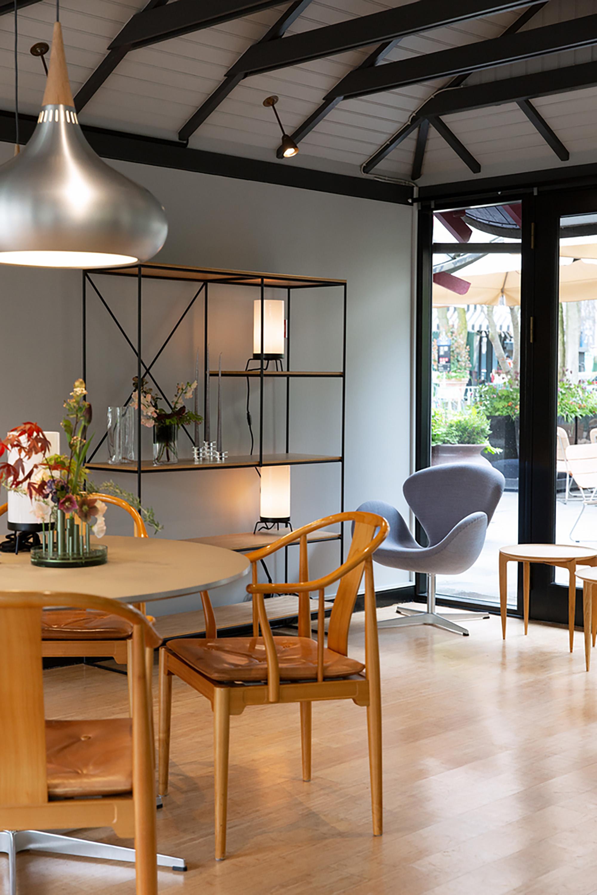 XXI secolo e contemporaneo Sedia 'Swan' di Arne Jacobsen per Fritz Hansen con rivestimento in tessuto (Cat. 3) in vendita