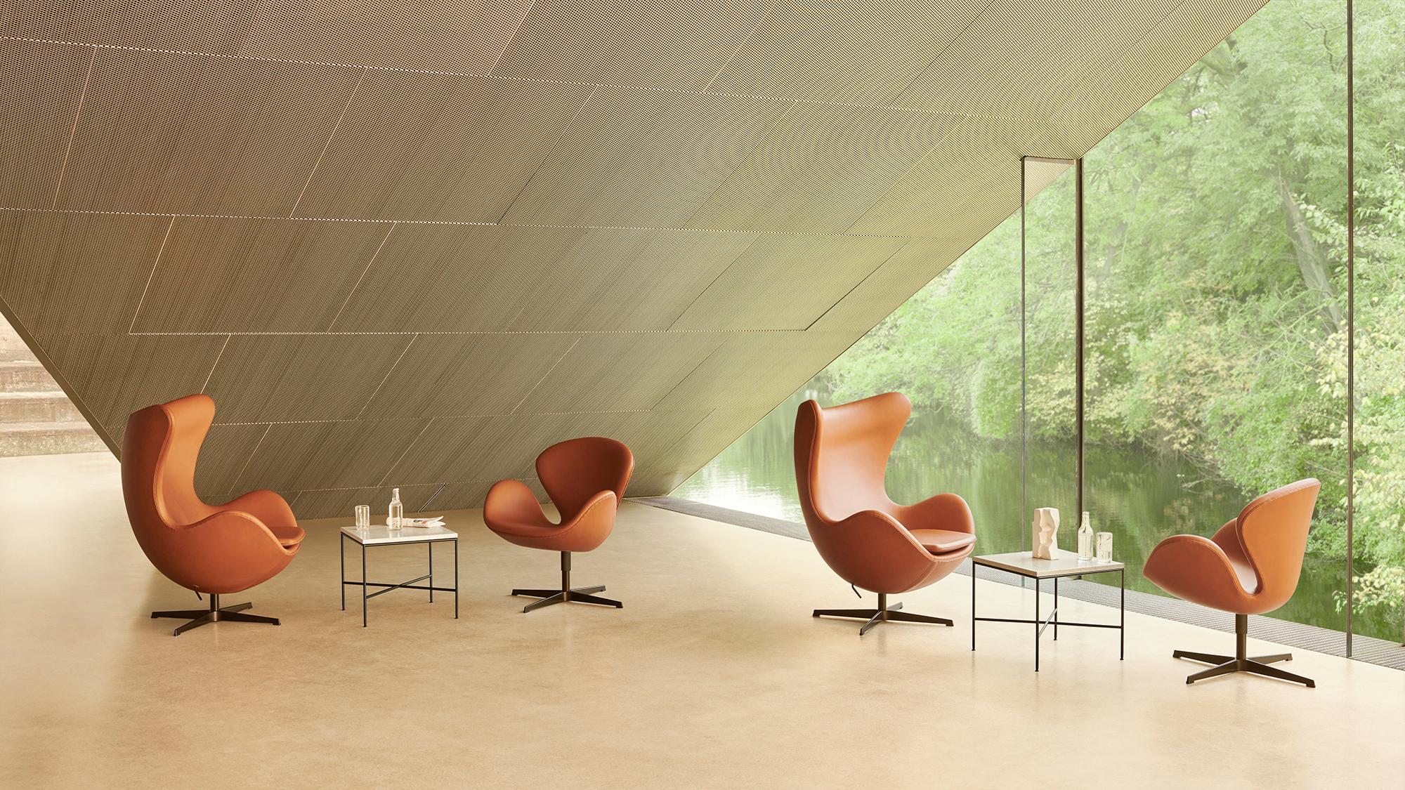 Arne Jacobsen 'Schwan' Stuhl für Fritz Hansen in Lederpolsterung (Kat. 3).

Fritz Hansen wurde 1872 gegründet und ist zum Synonym für legendäres dänisches Design geworden. Die Marke kombiniert zeitlose Handwerkskunst mit einem Schwerpunkt auf