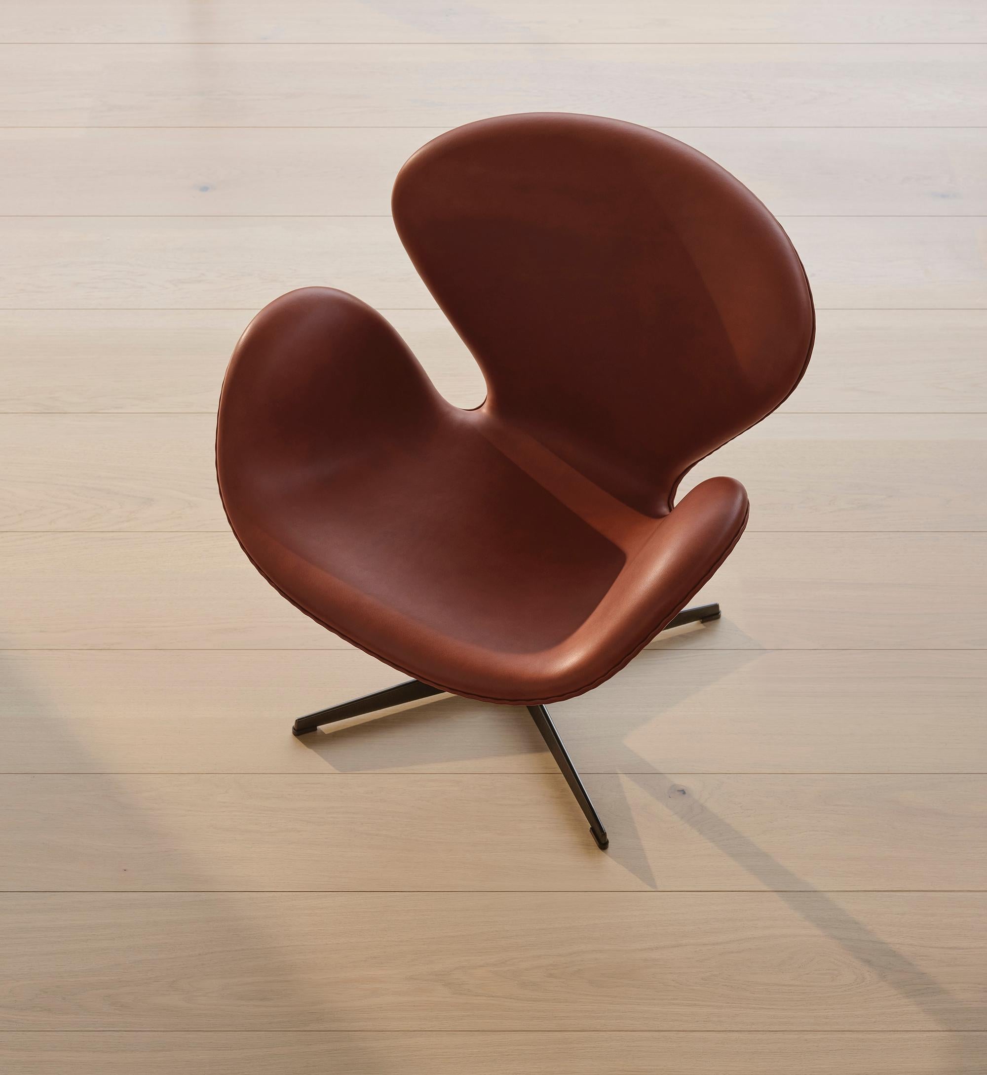 Arne Jacobsen 'Swan' Stuhl für Fritz Hansen mit Lederpolsterung (Cat. 3) (Skandinavische Moderne) im Angebot