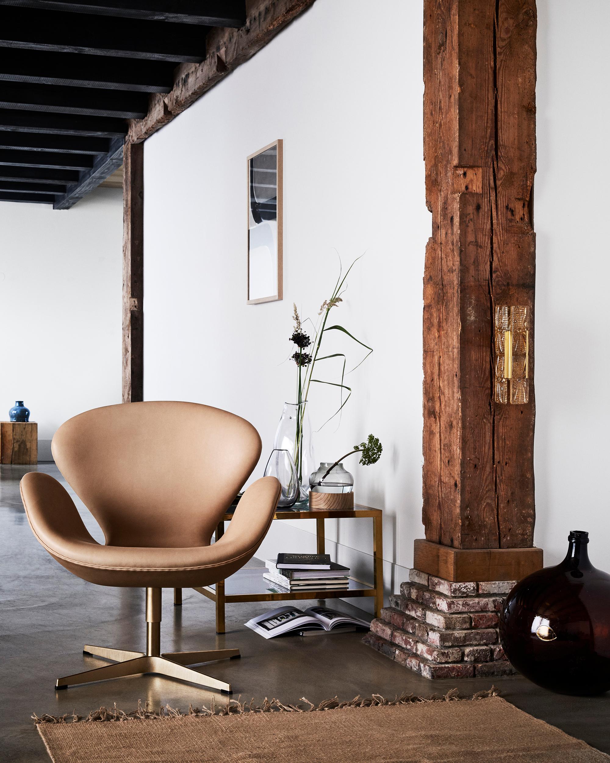 Arne Jacobsen 'Swan' Stuhl für Fritz Hansen mit Lederpolsterung (Cat. 3) (Dänisch) im Angebot