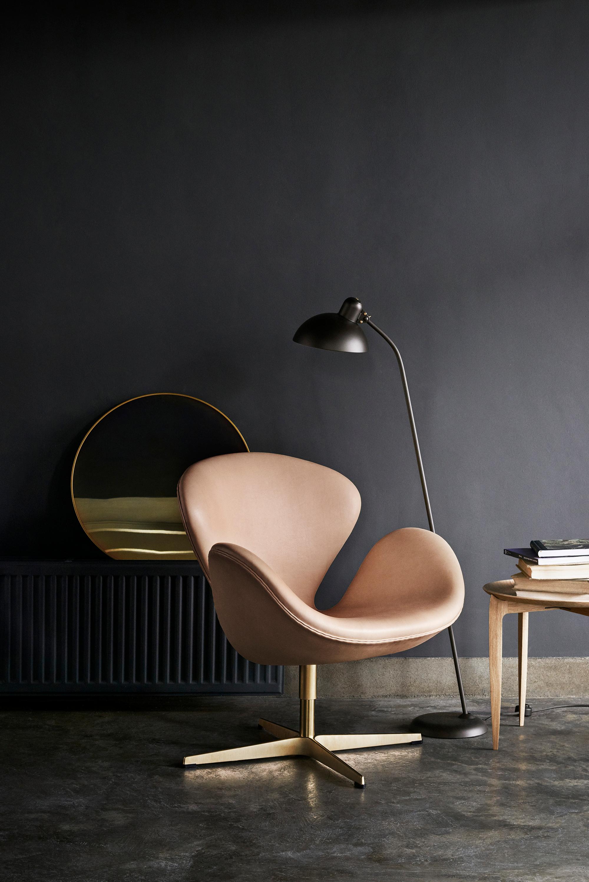 Metal Arne Jacobsen 'Swan' Chair for Fritz Hansen in Leather Upholstery (Cat. 3) For Sale