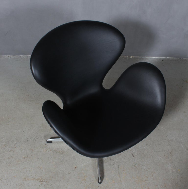 The swan chair, new upholstered in black Elegance aniline leather. 

Made by Fritz Hansen.

New upholstered.


This iconic chair is one of the most famous chairs in the world and is recognized by design lovers in all countries. It is the