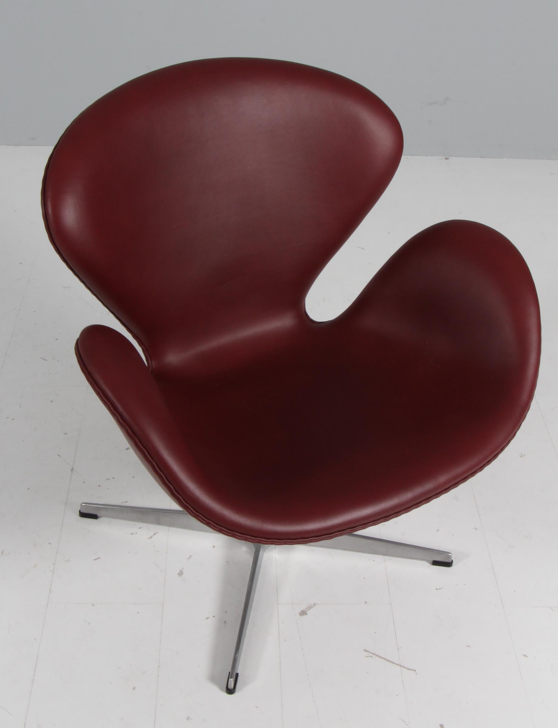 La silla cisne, nueva tapizada en piel anilina Elegance rojo indio. 

Fabricado por Fritz Hansen.

Nuevo tapizado.


Esta icónica silla es una de las más famosas del mundo y es reconocida por los amantes del diseño de todos los países. Son los