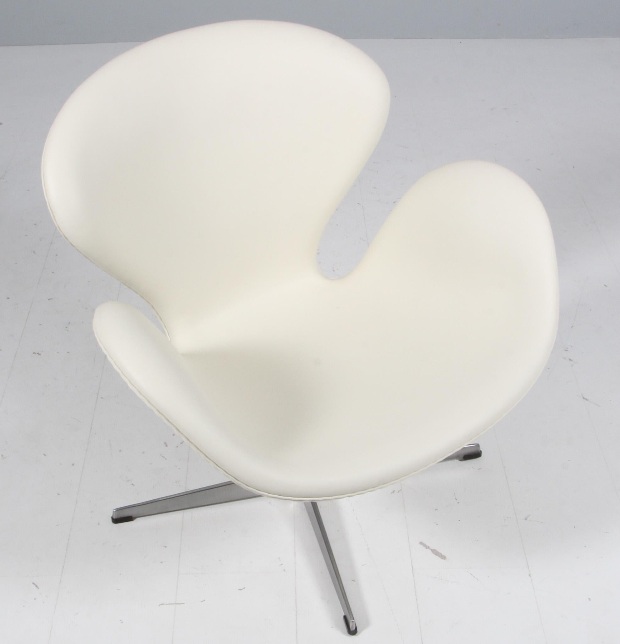 La silla cisne, nueva tapizada en piel anilina Linea Semi blanca. 

Fabricado por Fritz Hansen.

Nuevo tapizado.


Esta icónica silla es una de las más famosas del mundo y es reconocida por los amantes del diseño de todos los países. Son los