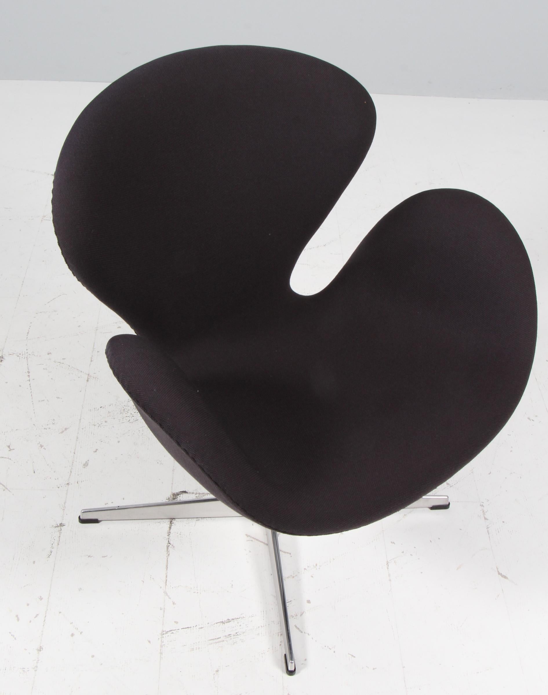 The swan chair, original upholstered with steelcut trio 3 

Made by Fritz Hansen.


This iconic chair is one of the most famous chairs in the world and is recognized by design lovers in all countries. It is the classical midcentury Scandinavian