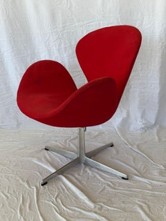 Arne Jacobsen "Swan" chair