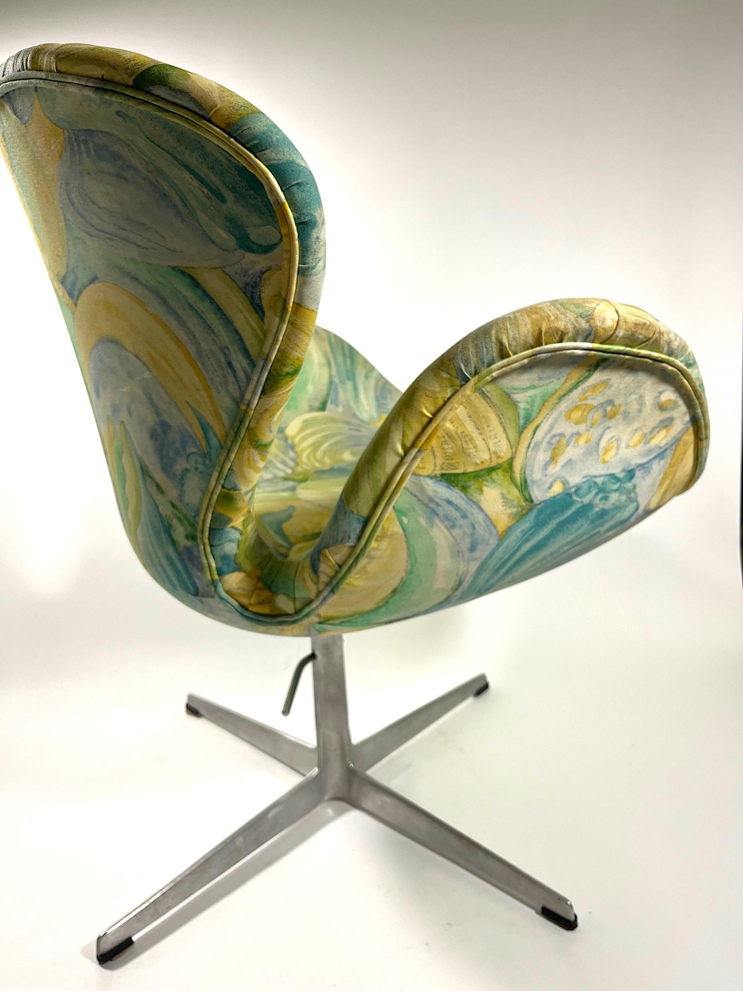 Arne Jacobsen Schwan Stuhl
Frühe Fritz Hansen-Produktion
Neu gepolstert mit tropischem Baumwolldruck
einige Oberflächenverschmutzungen
Gezeichnet vom Hersteller
