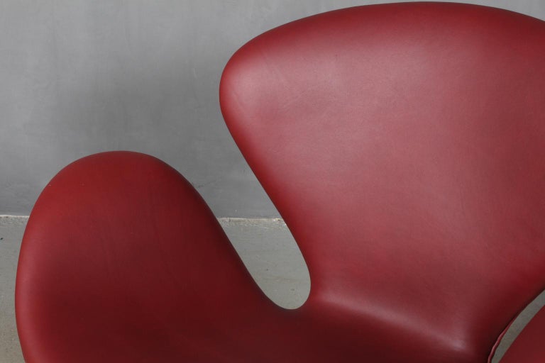 Scandinavian Modern Arne Jacobsen Swan Chair For Sale