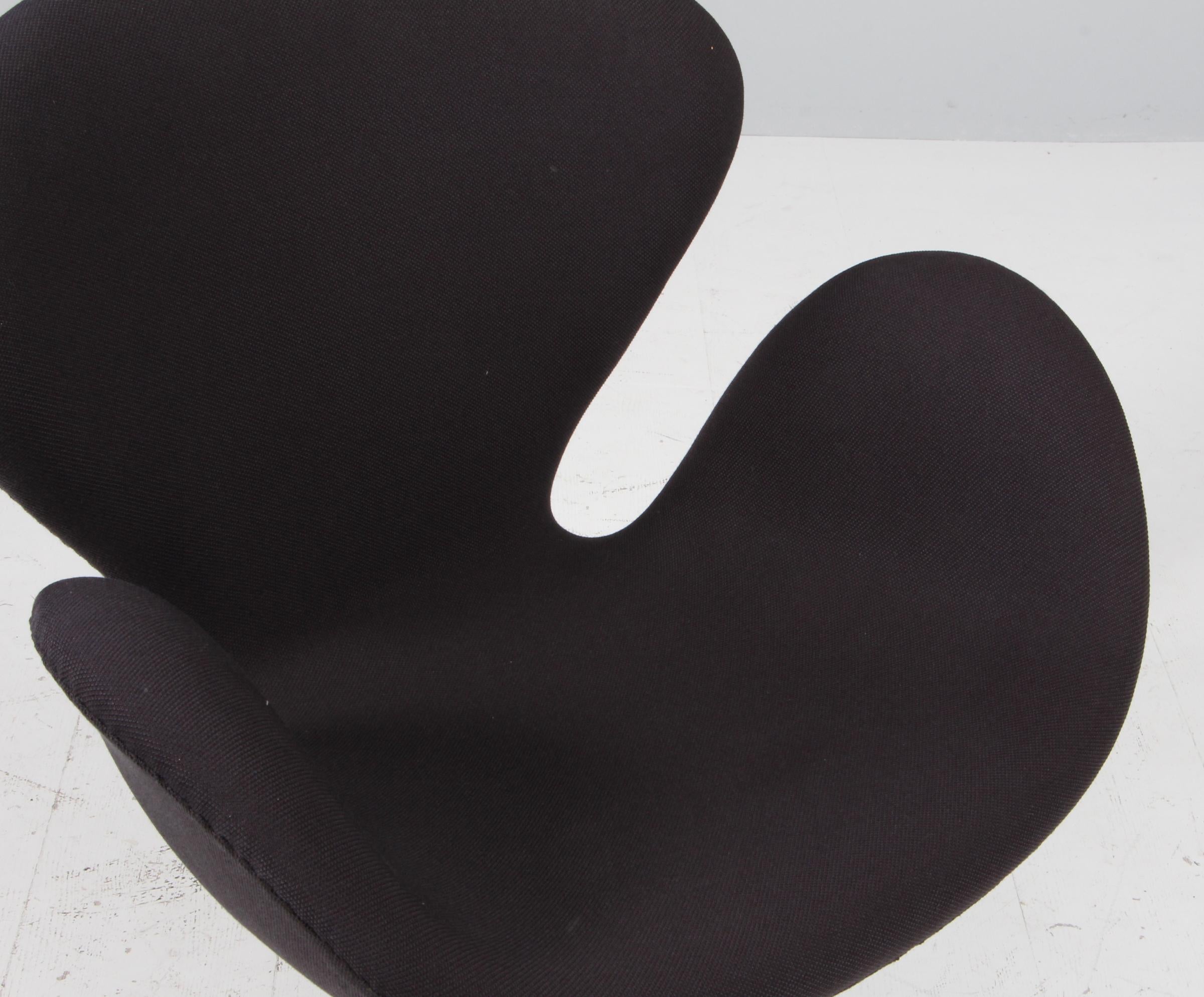 Danish Arne Jacobsen Swan Chair For Sale