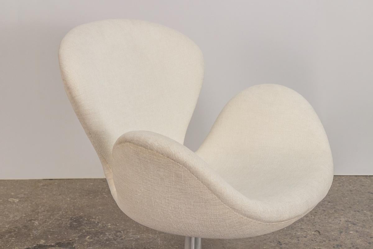 Mid-Century Modern Arne Jacobsen Swan Chair