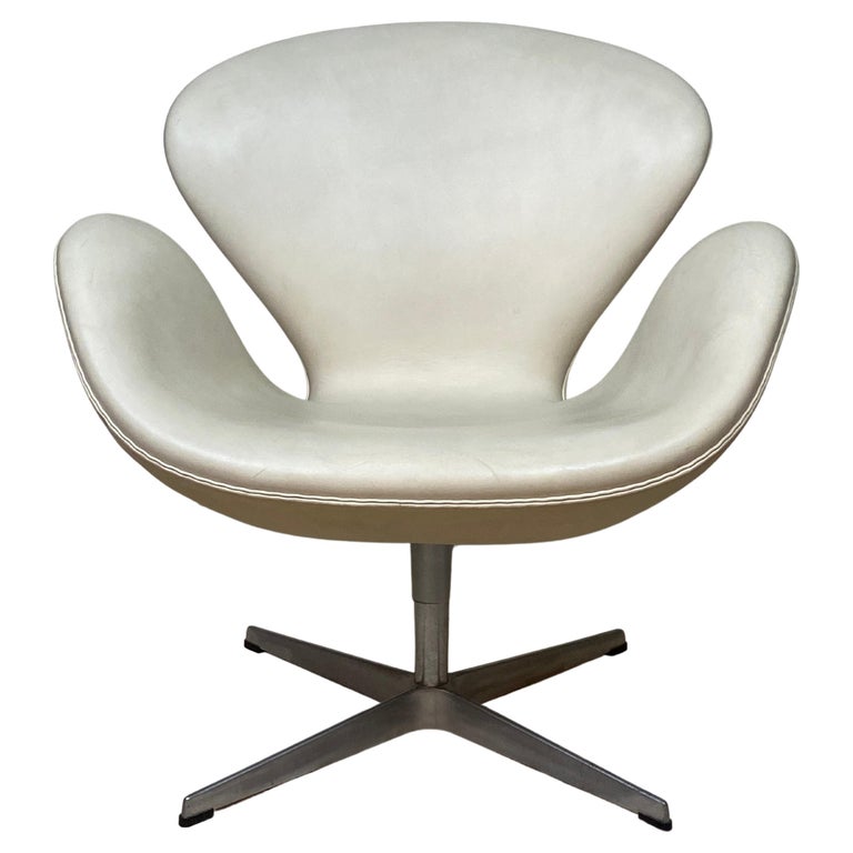 Arne Jacobsen Swan Chair Fritz Hansen Model 3320 White Leather, 2006,  Denmark For Sale at 1stDibs