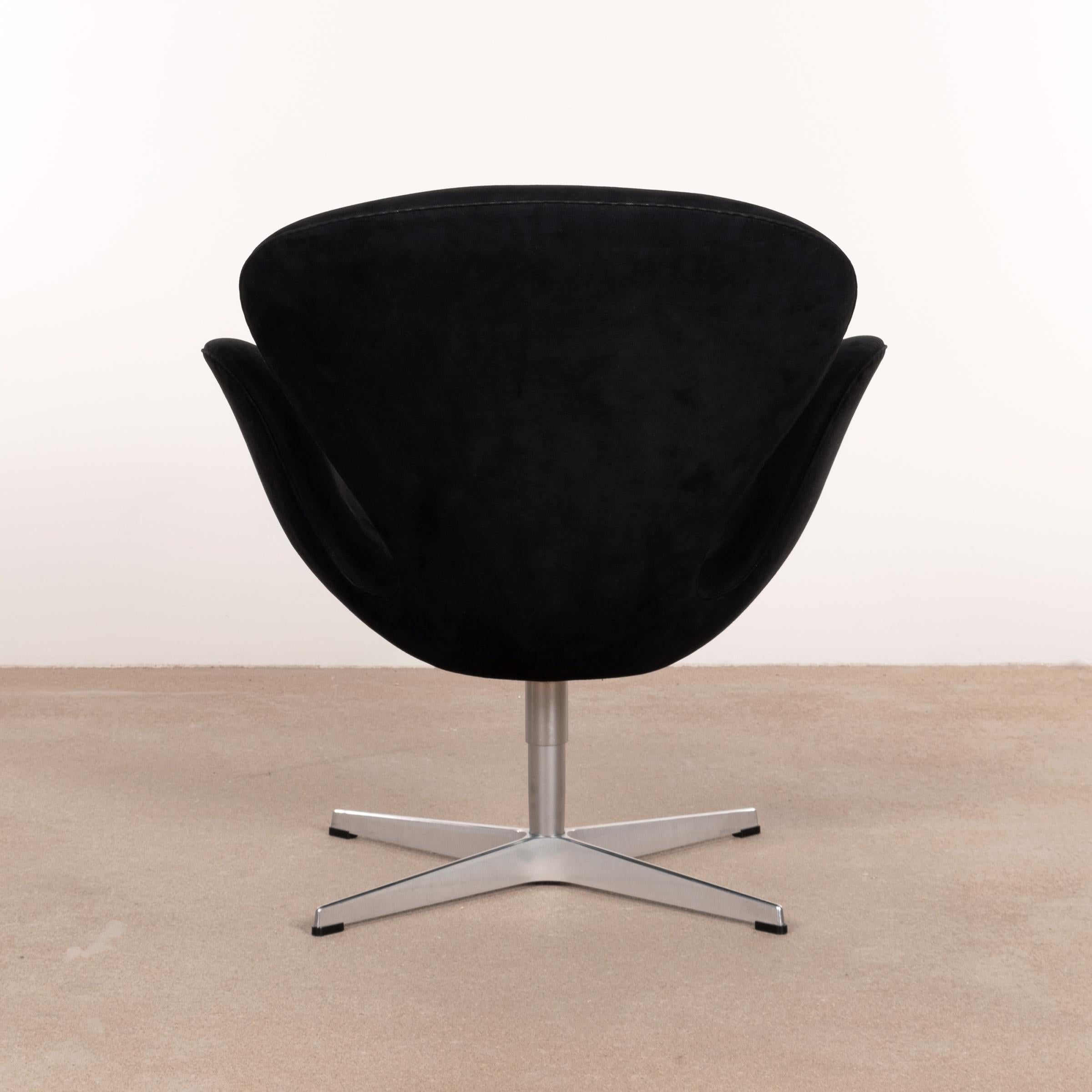 Scandinavian Modern Arne Jacobsen Swan Chair in Black Alcantara for Fritz Hansen, Denmark
