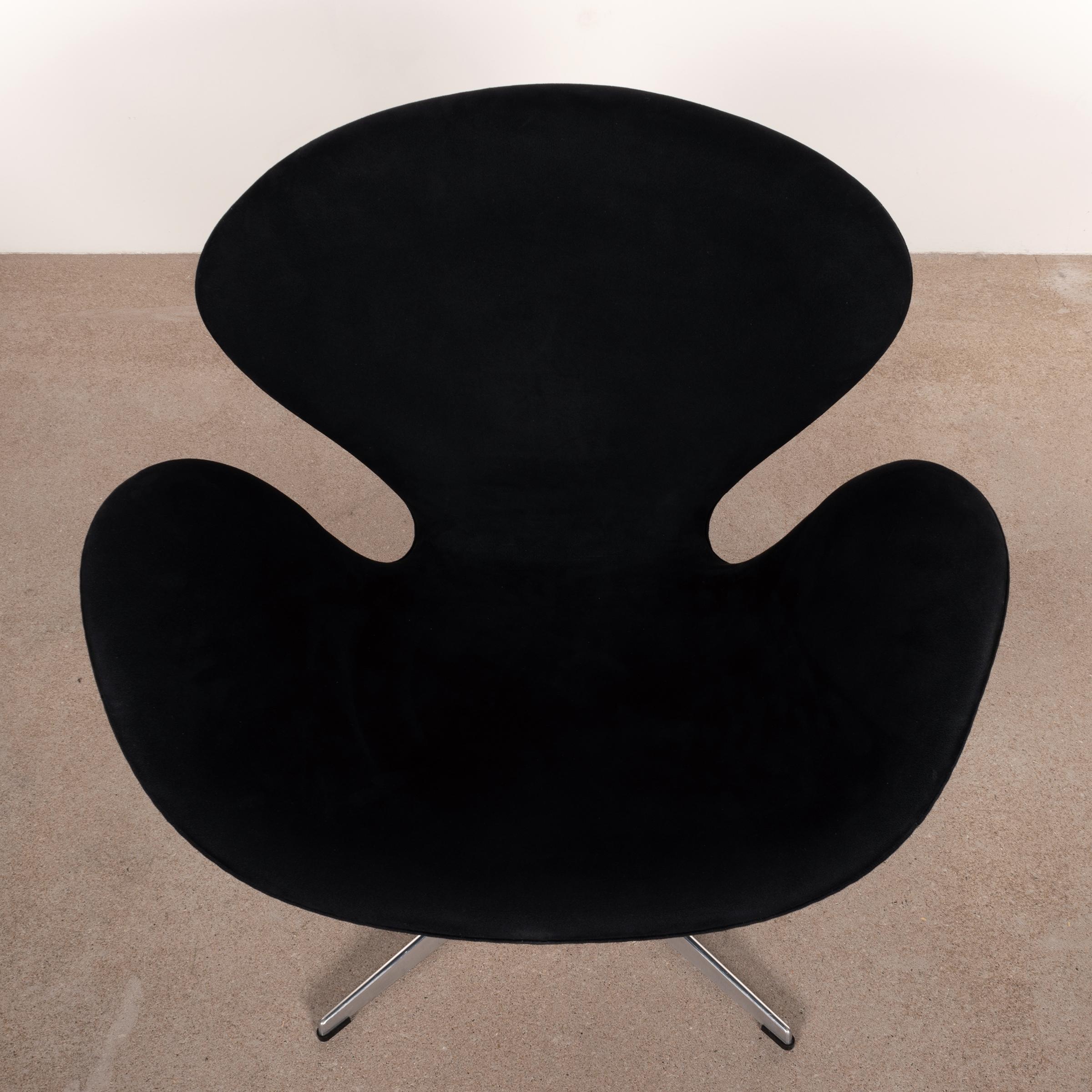Mid-20th Century Arne Jacobsen Swan Chair in Black Alcantara for Fritz Hansen, Denmark