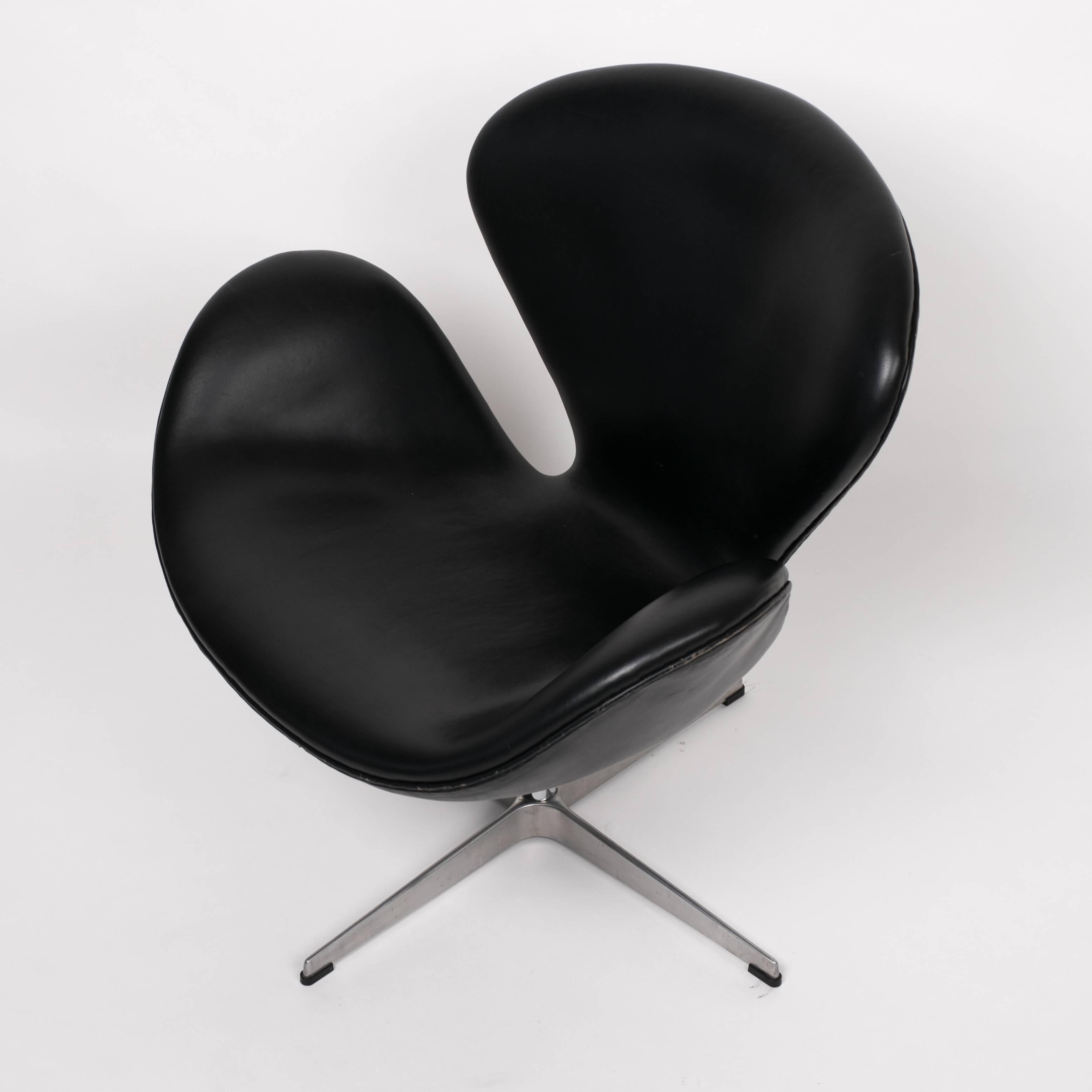 swan chair black