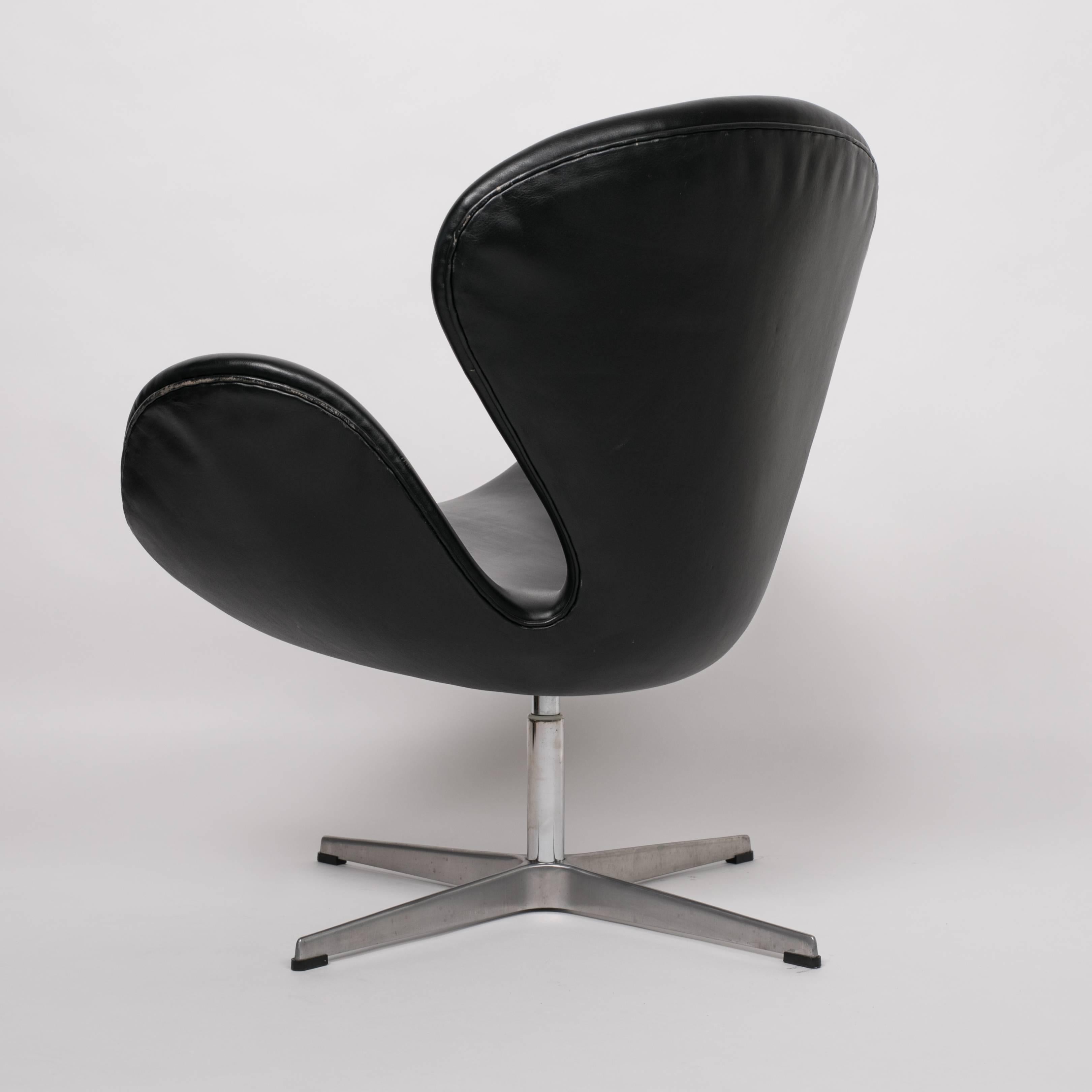 Scandinavian Modern Arne Jacobsen Swan Chair in Black Leather