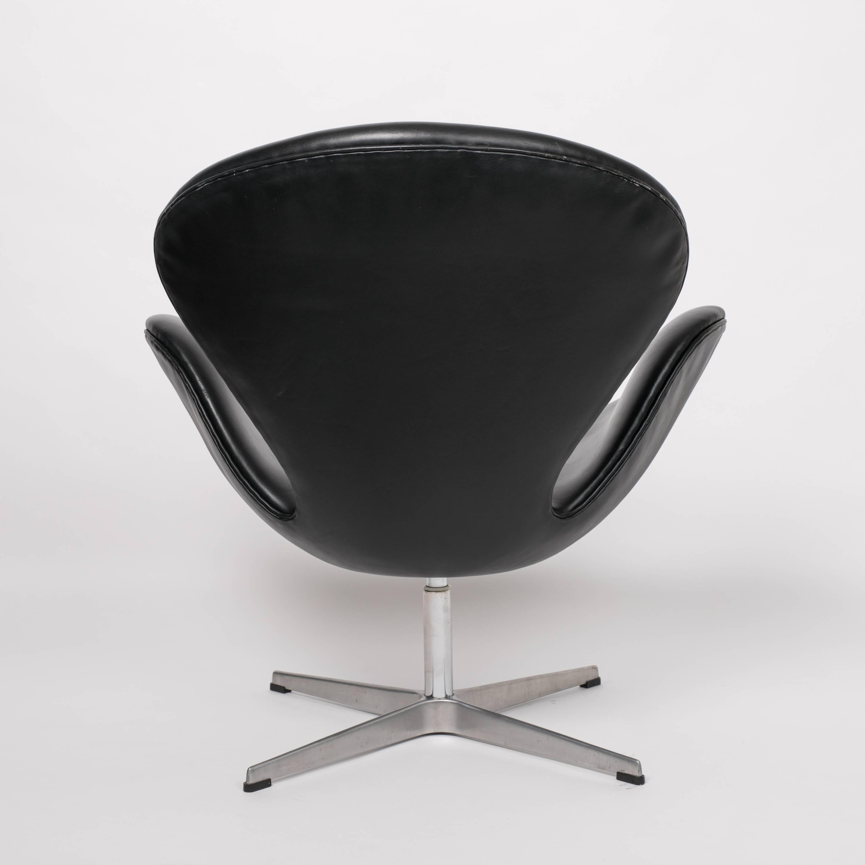 Arne Jacobsen Swan Chair in Black Leather In Excellent Condition In Los Angeles, CA