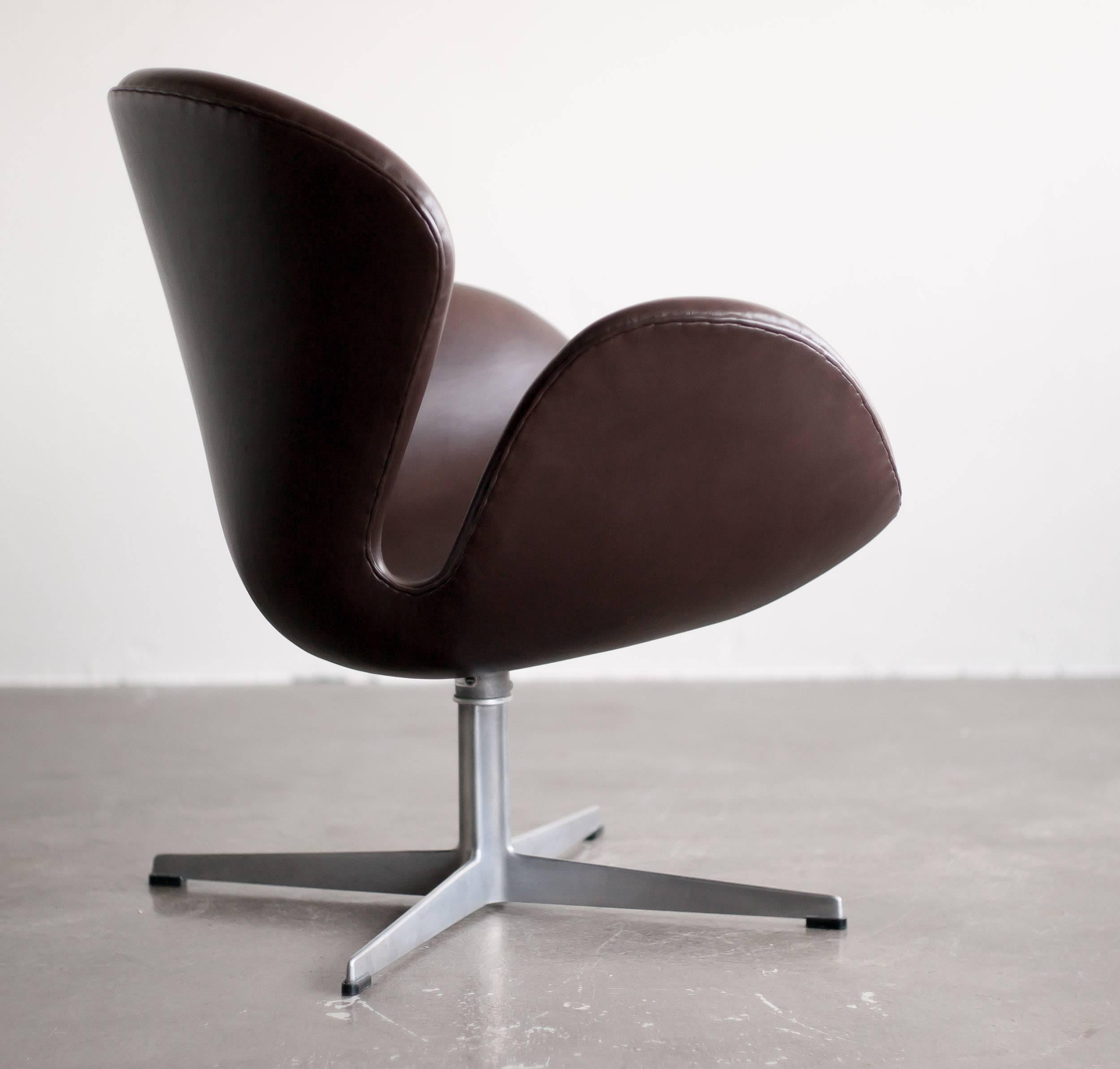 Beautiful swan chair by Arne Jacobsen for Fritz Hansen, upholstered in butter-soft Sorensen dark brown leather.
The solid cast aluminium swivel base distinguishes this chair as a very early example.


          