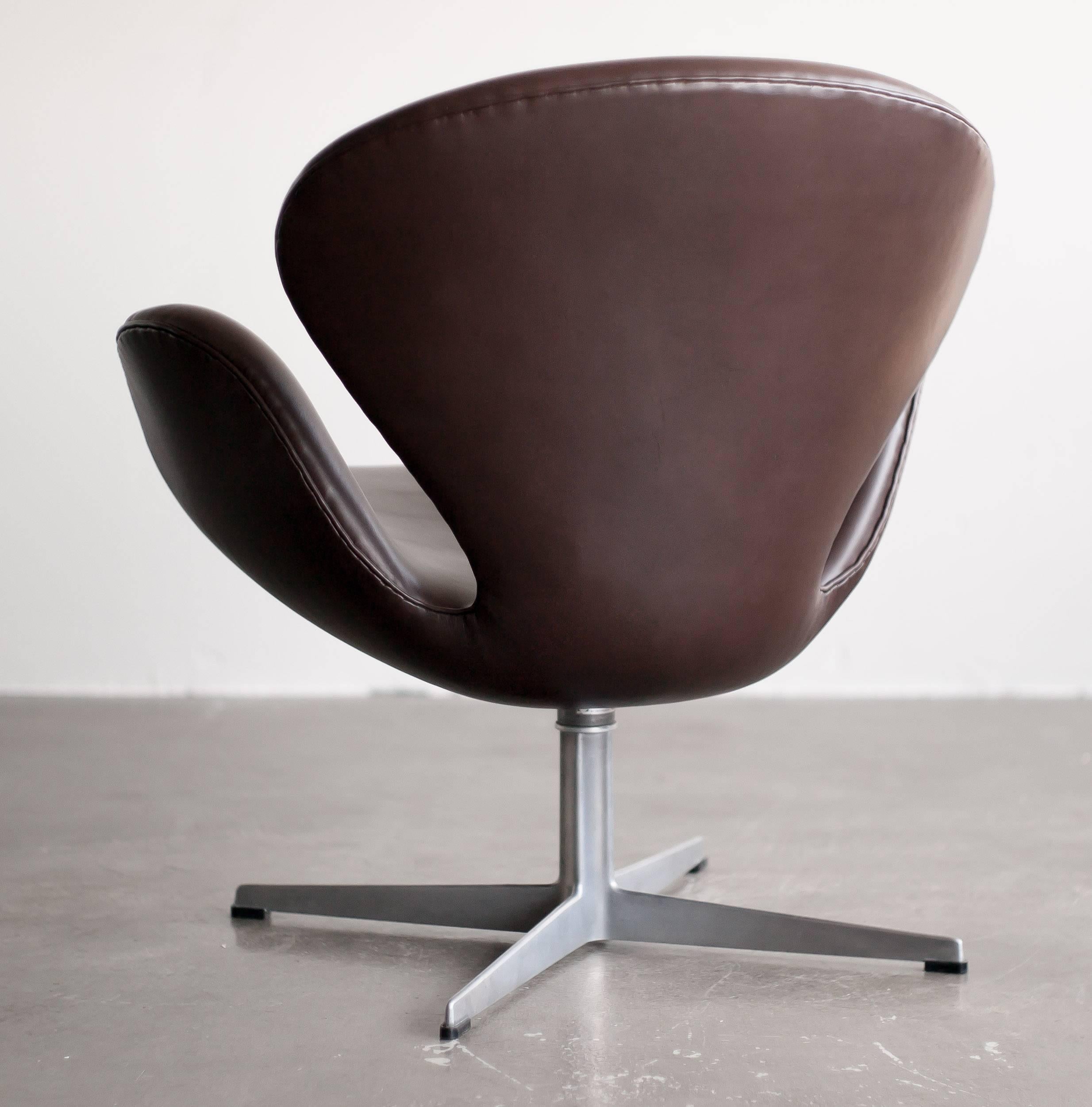 Mid-Century Modern Arne Jacobsen Swan Chair in Dark Chocolate Leather