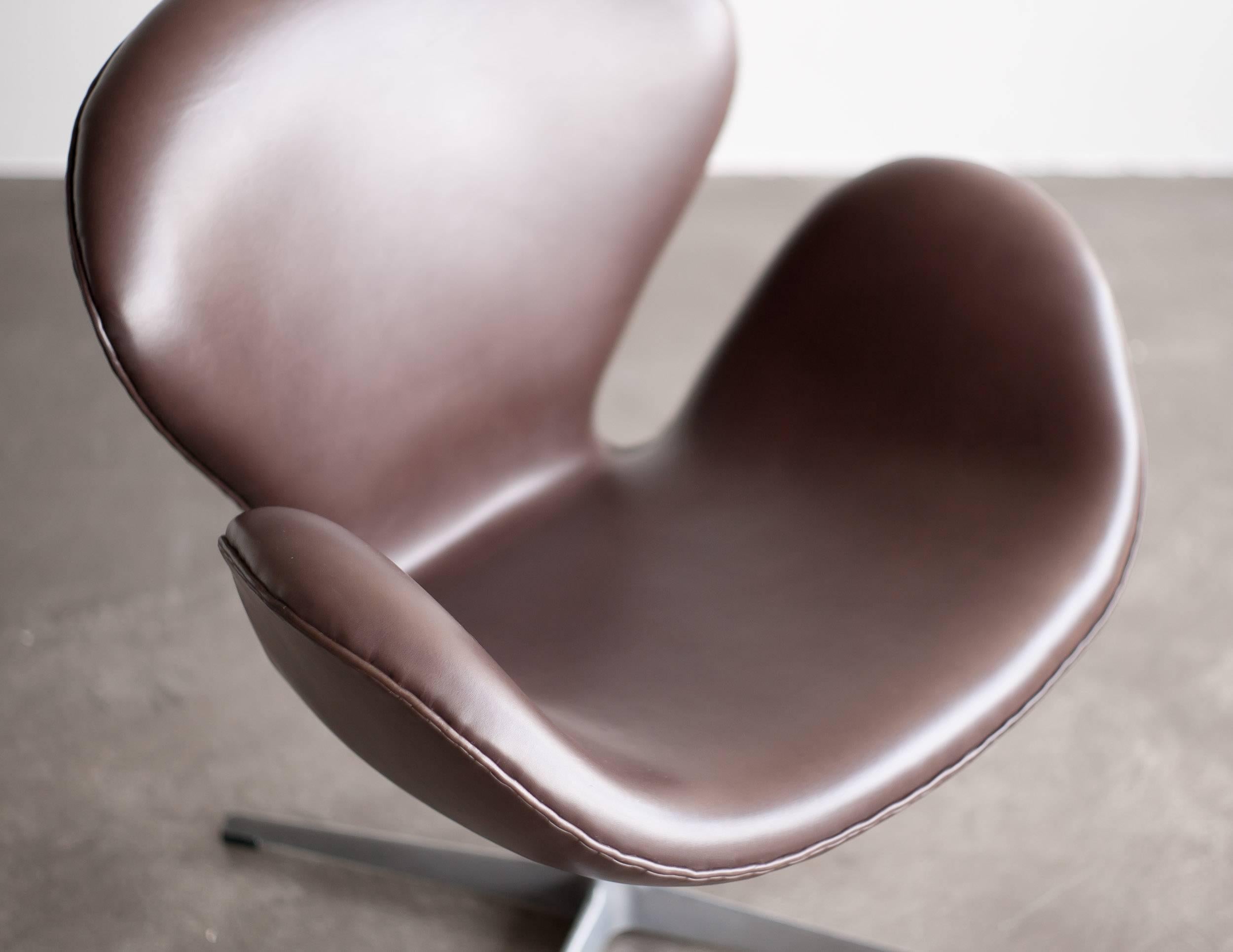 Danish Arne Jacobsen Swan Chair in Dark Chocolate Leather