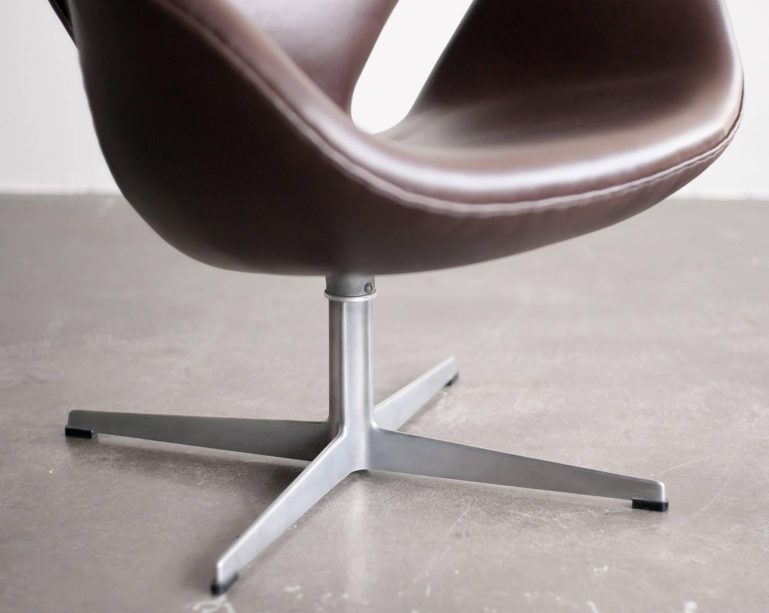 Arne Jacobsen Swan Chair in Dark Chocolate Leather In Excellent Condition In Dronten, NL