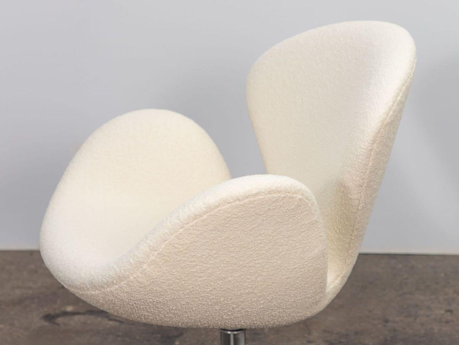 Danish Arne Jacobsen Swan Chair in Knoll Pearl Boucle For Sale