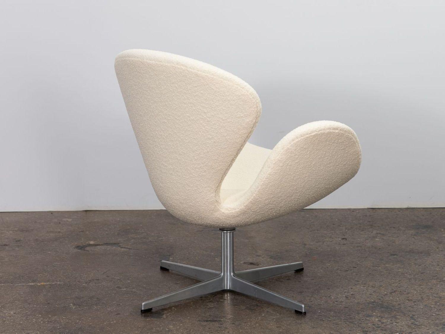 Arne Jacobsen Swan Chair in Knoll Pearl Boucle In Excellent Condition For Sale In Brooklyn, NY