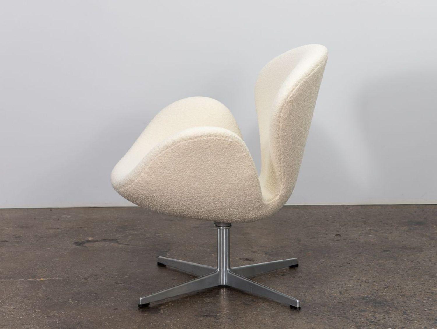 20th Century Arne Jacobsen Swan Chair in Knoll Pearl Boucle For Sale