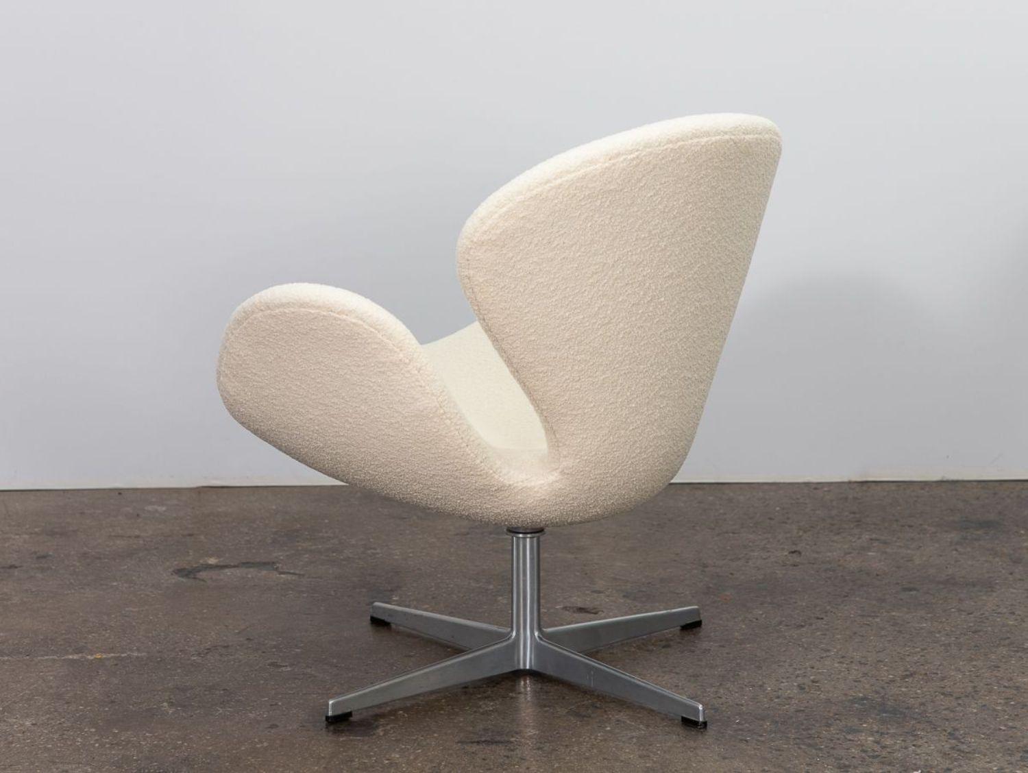 Wool Arne Jacobsen Swan Chair in Knoll Pearl Boucle For Sale