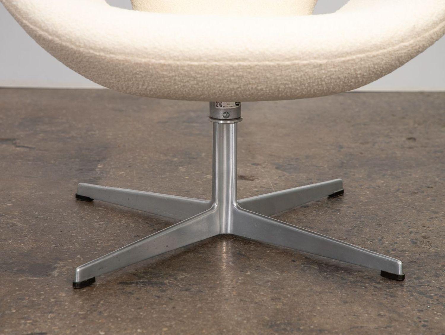 Arne Jacobsen Schwanenstuhl aus Knoll-Perlen-Boucle im Angebot 2