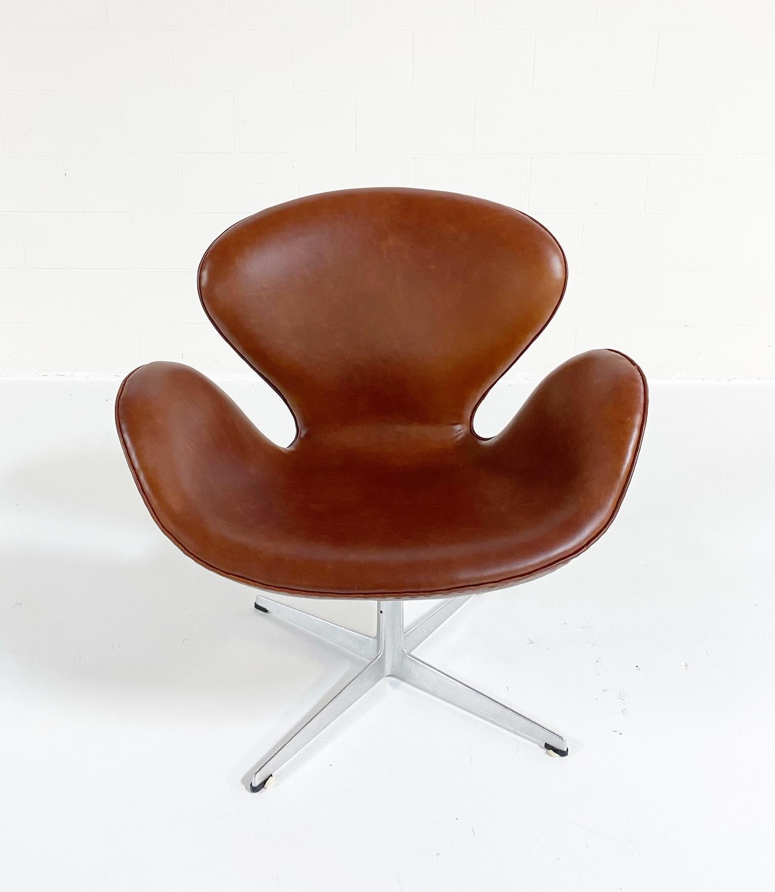 Arne Jacobsen Swan Chair in Leather In Excellent Condition In SAINT LOUIS, MO