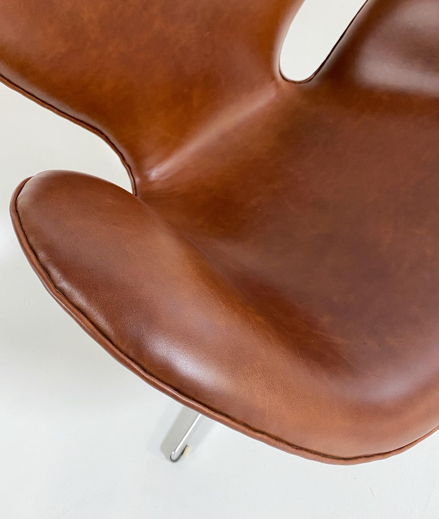 Mid-20th Century Arne Jacobsen Swan Chair in Leather