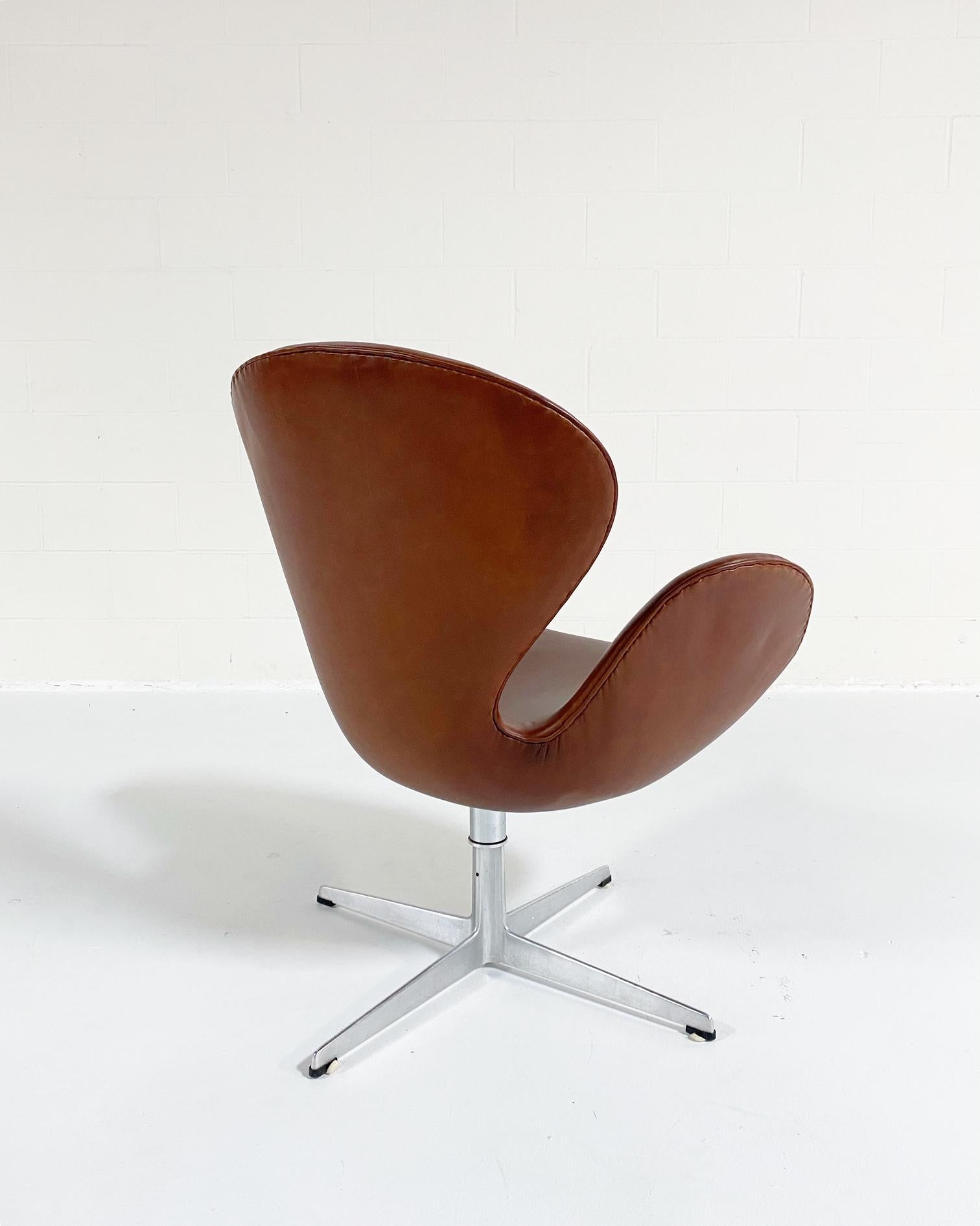 Arne Jacobsen Swan Chair in Leather 1