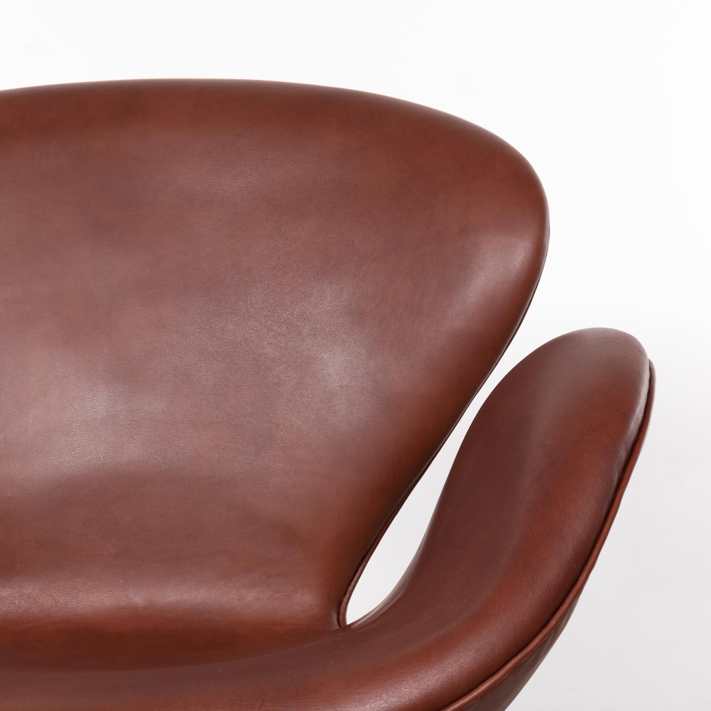 Arne Jacobsen Swan Chair 'Model 3320' in Brown Leather for Fritz Hansen Denmark 4