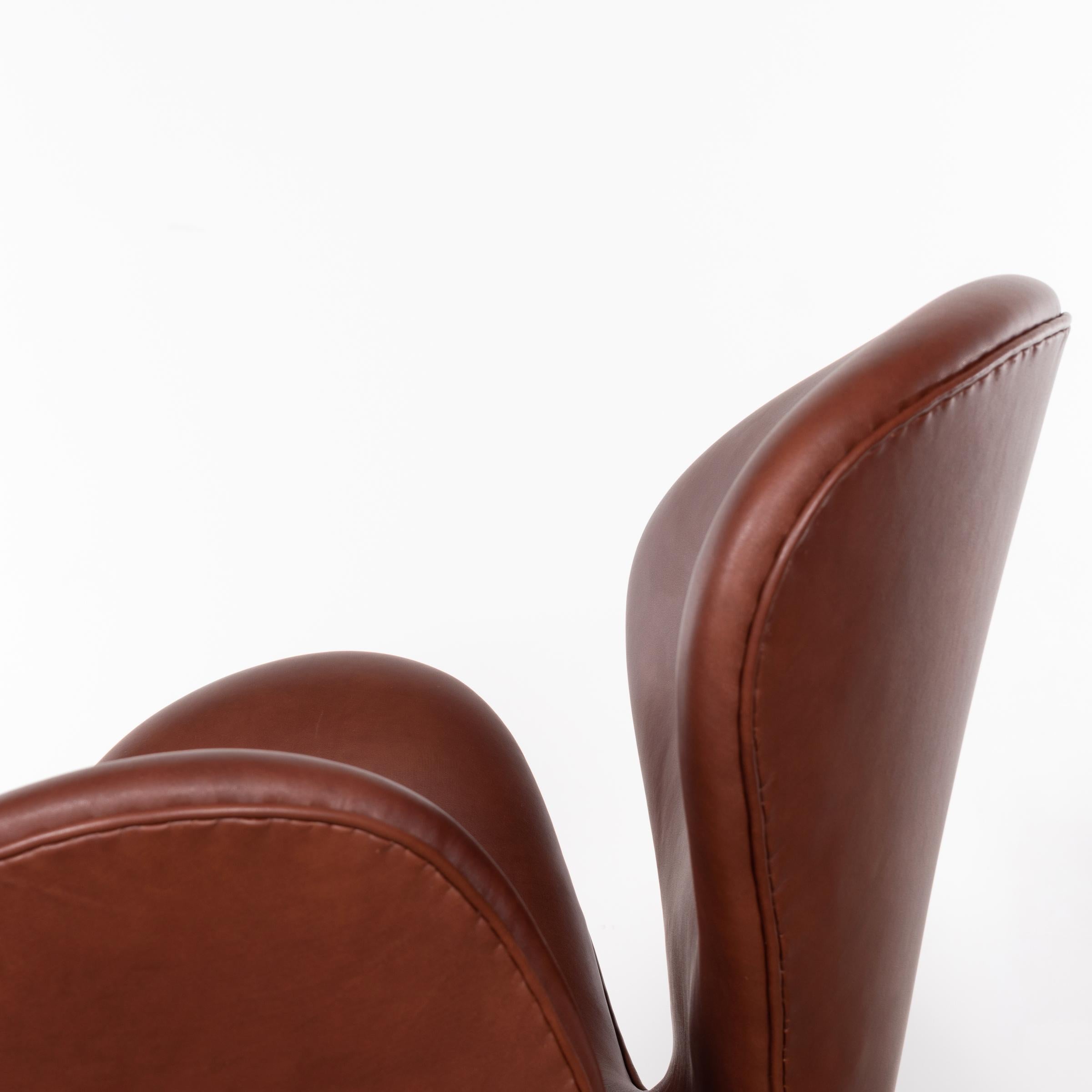 Arne Jacobsen Swan Chair 'Model 3320' in Brown Leather for Fritz Hansen Denmark 5