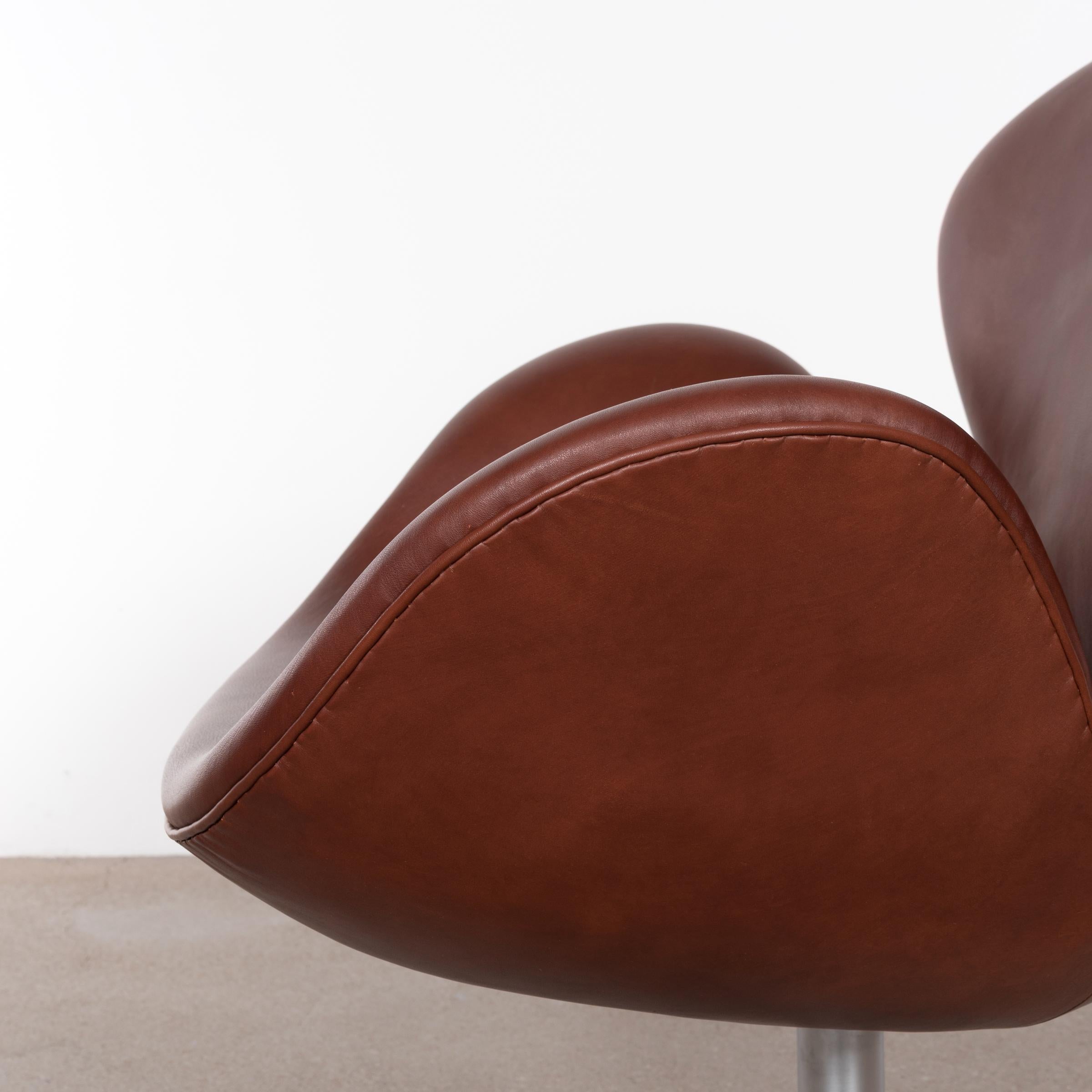 Arne Jacobsen Swan Chair 'Model 3320' in Brown Leather for Fritz Hansen Denmark 6
