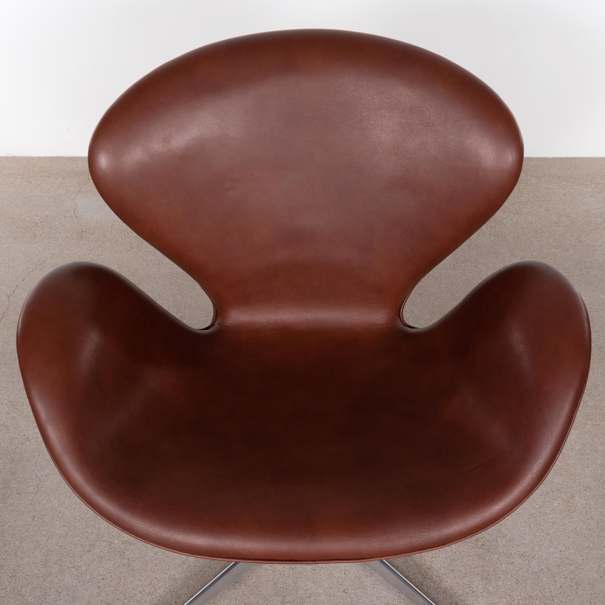Arne Jacobsen Swan Chair 'Model 3320' in Brown Leather for Fritz Hansen Denmark 7