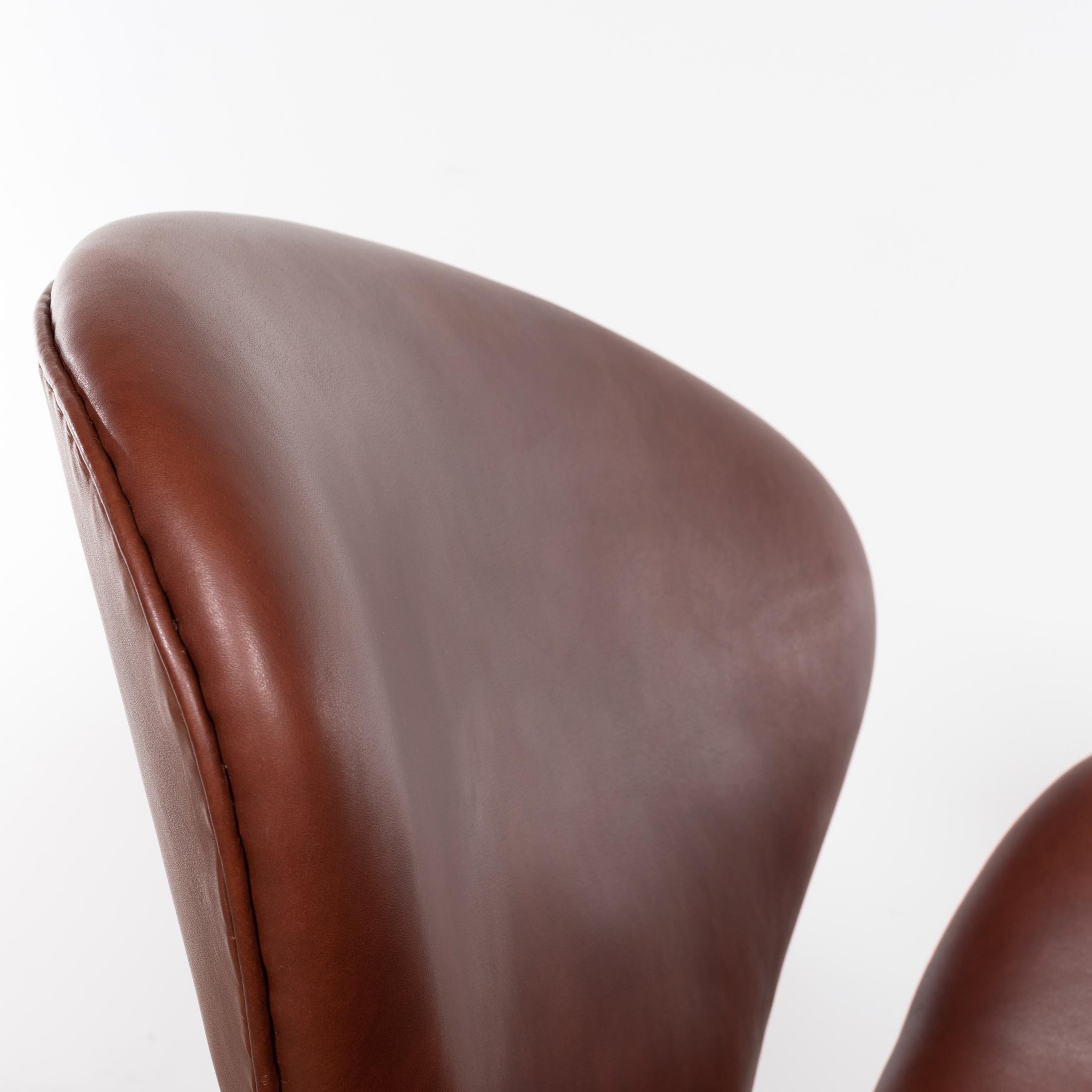 Arne Jacobsen Swan Chair 'Model 3320' in Brown Leather for Fritz Hansen Denmark 8