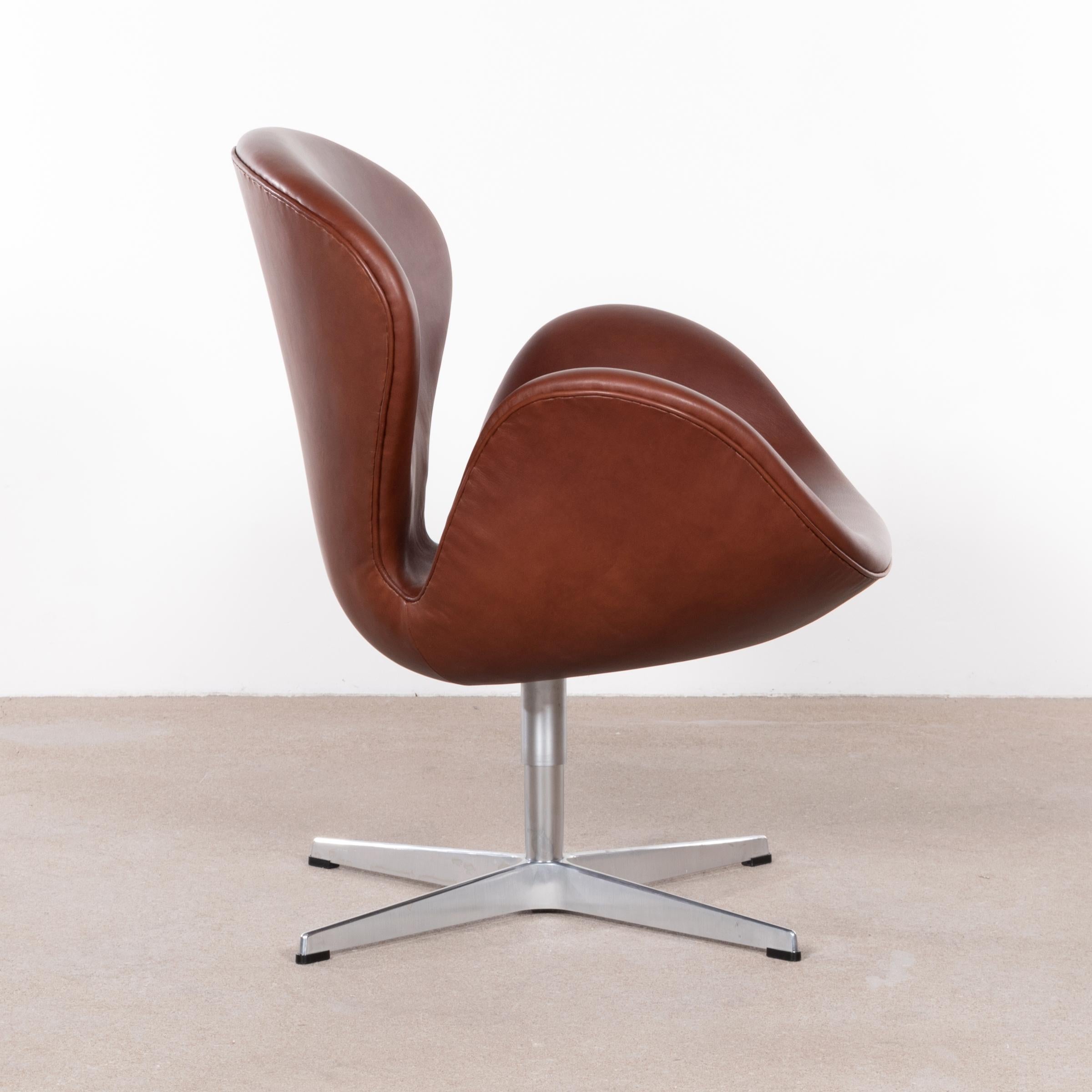 Scandinavian Modern Arne Jacobsen Swan Chair 'Model 3320' in Brown Leather for Fritz Hansen Denmark