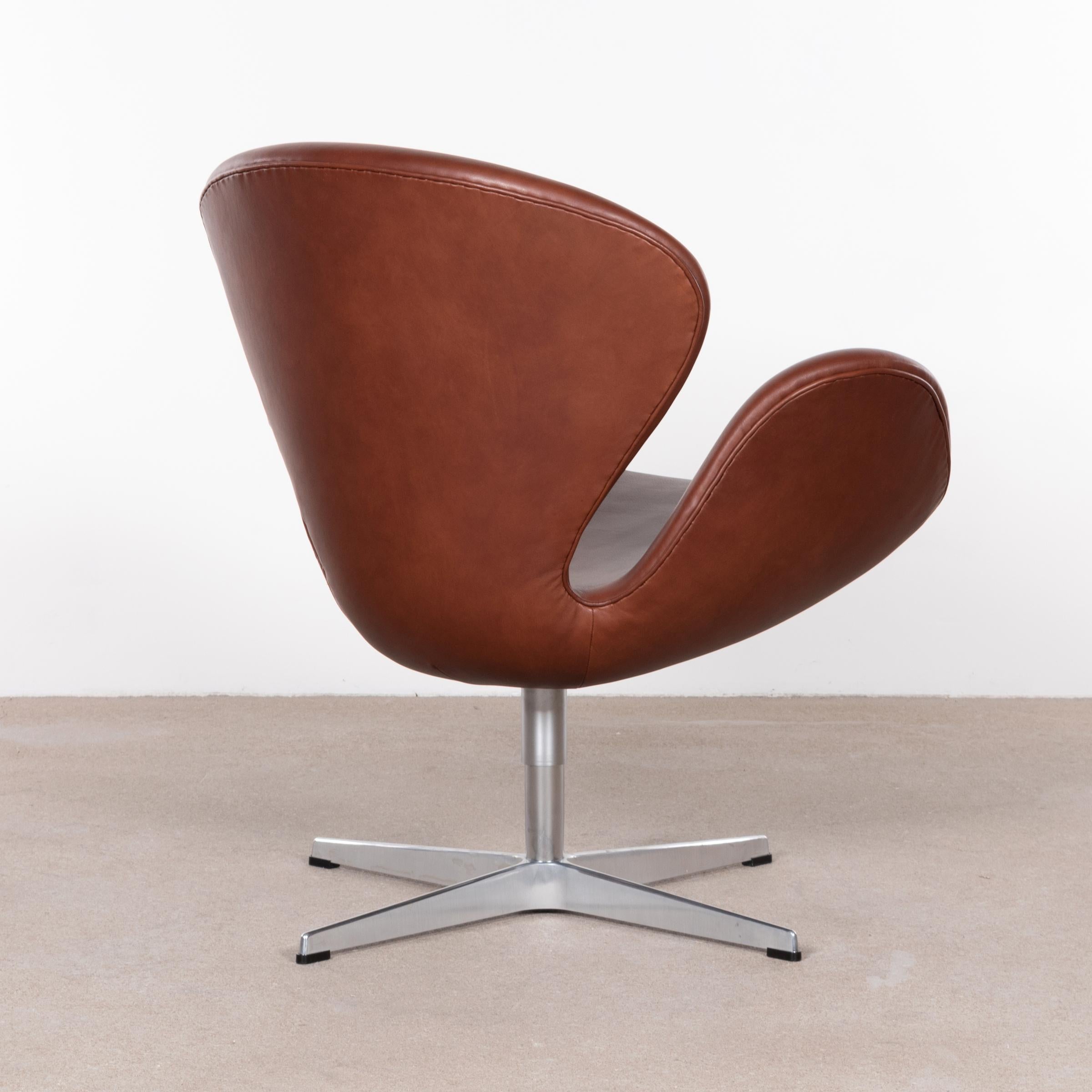 Danish Arne Jacobsen Swan Chair 'Model 3320' in Brown Leather for Fritz Hansen Denmark