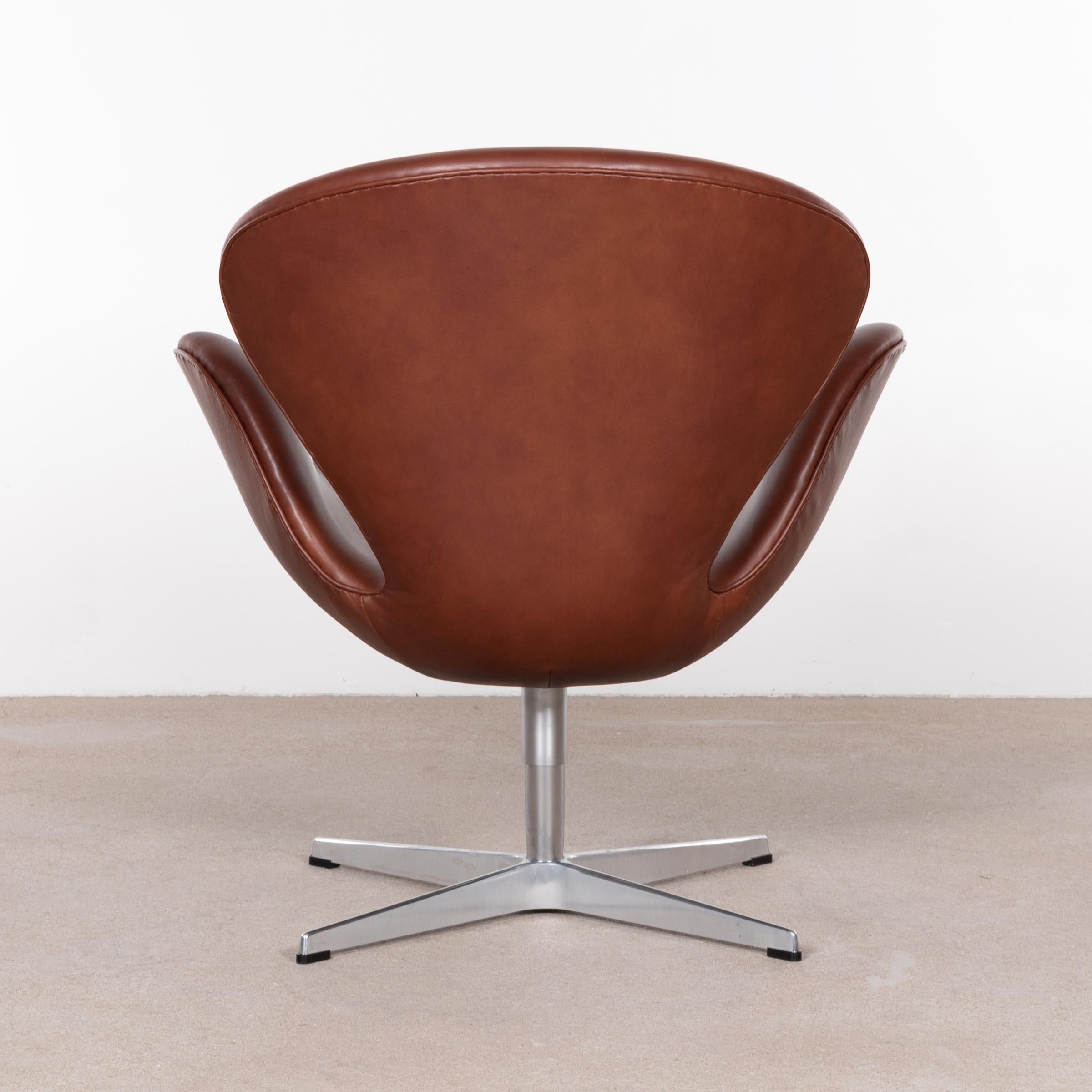 Arne Jacobsen Swan Chair 'Model 3320' in Brown Leather for Fritz Hansen Denmark In Good Condition In Amsterdam, NL