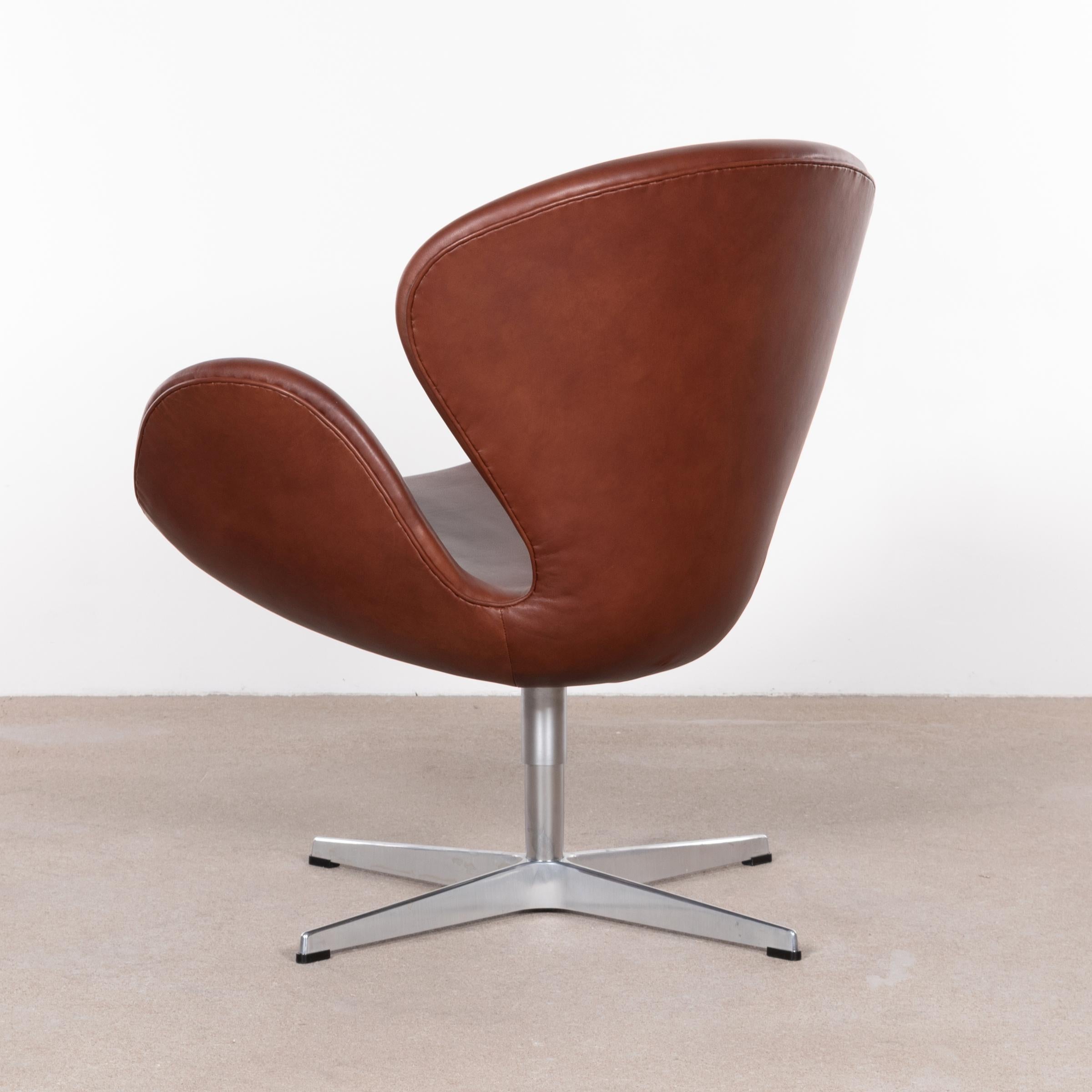 Mid-20th Century Arne Jacobsen Swan Chair 'Model 3320' in Brown Leather for Fritz Hansen Denmark