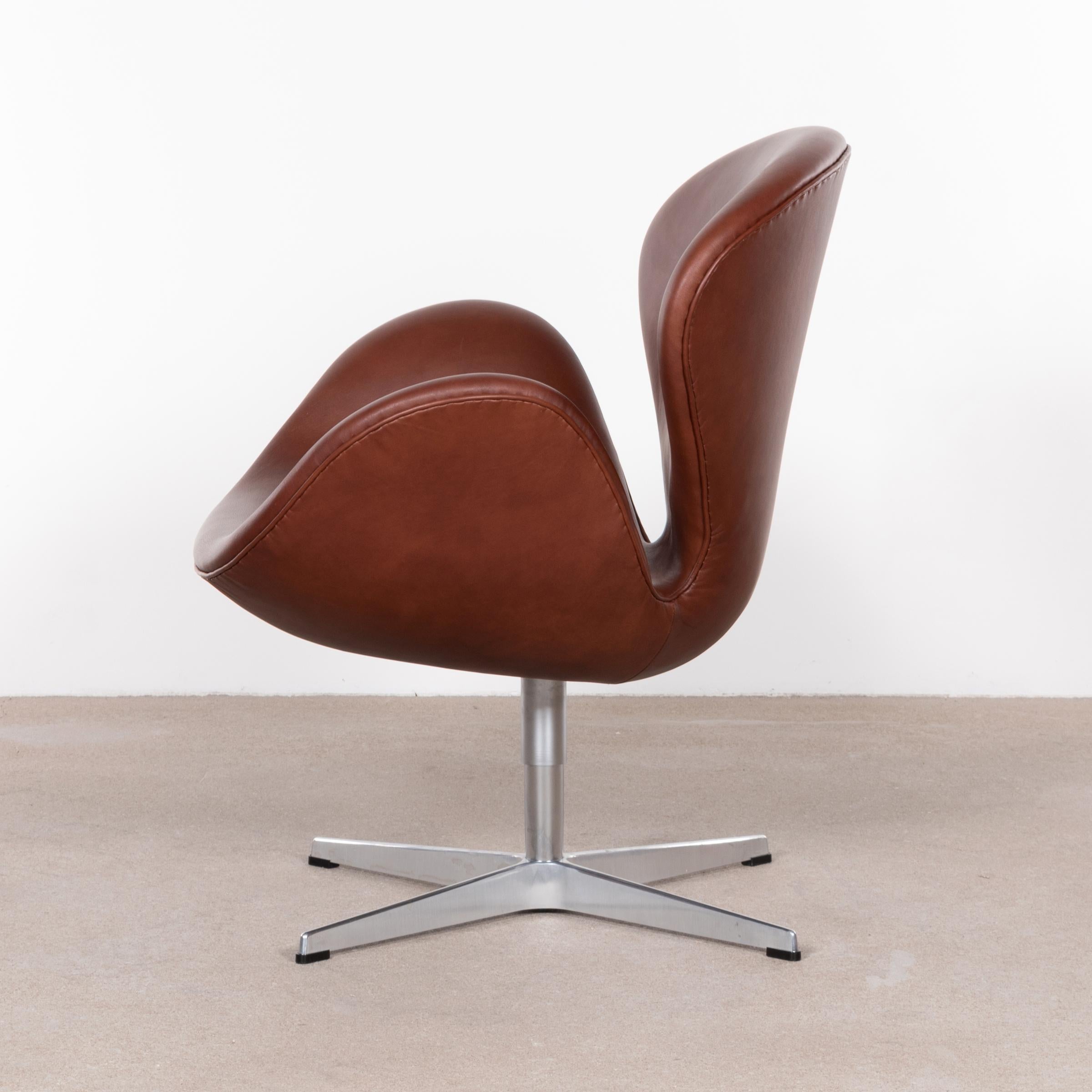 Arne Jacobsen Swan Chair 'Model 3320' in Brown Leather for Fritz Hansen Denmark 1