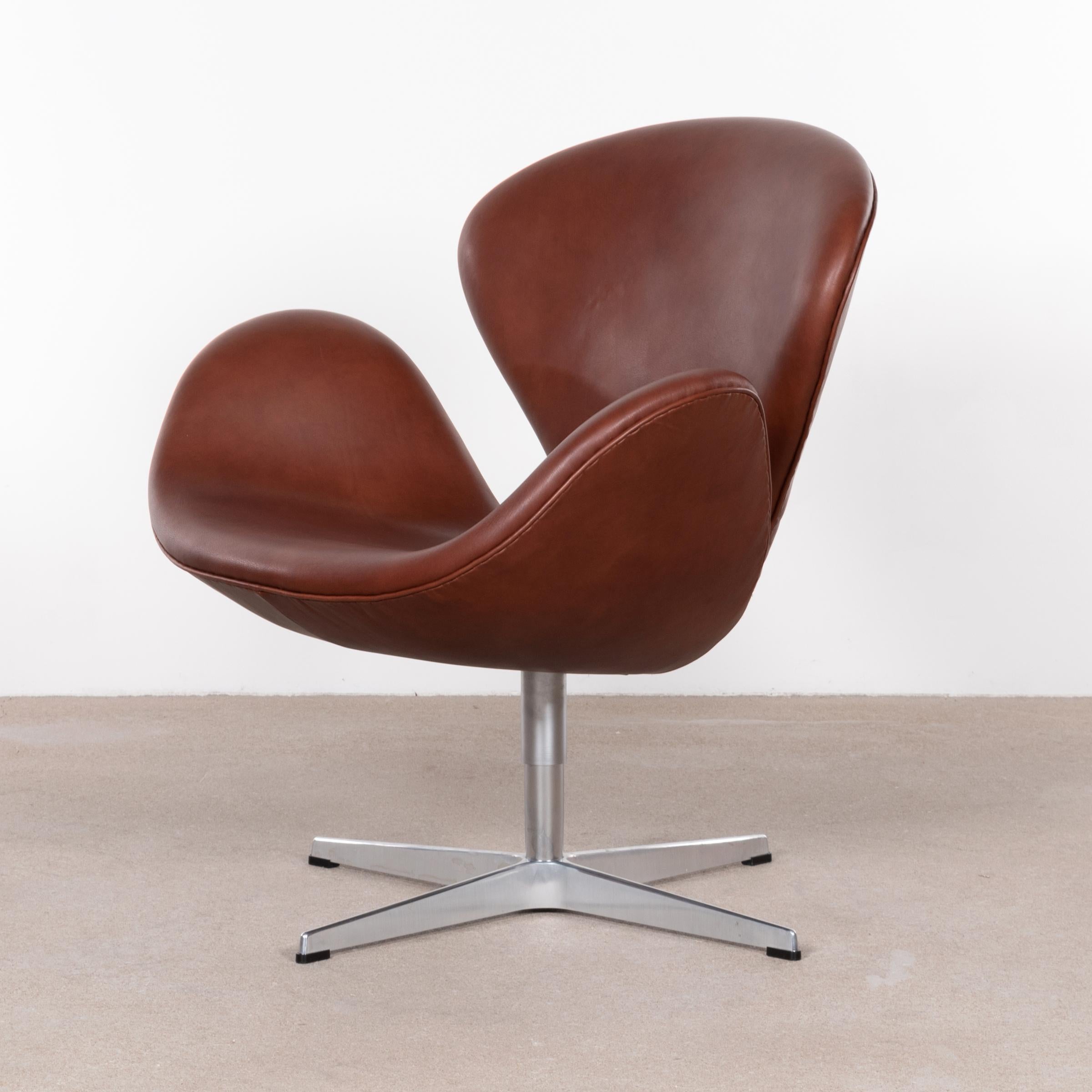 Arne Jacobsen Swan Chair 'Model 3320' in Brown Leather for Fritz Hansen Denmark 2
