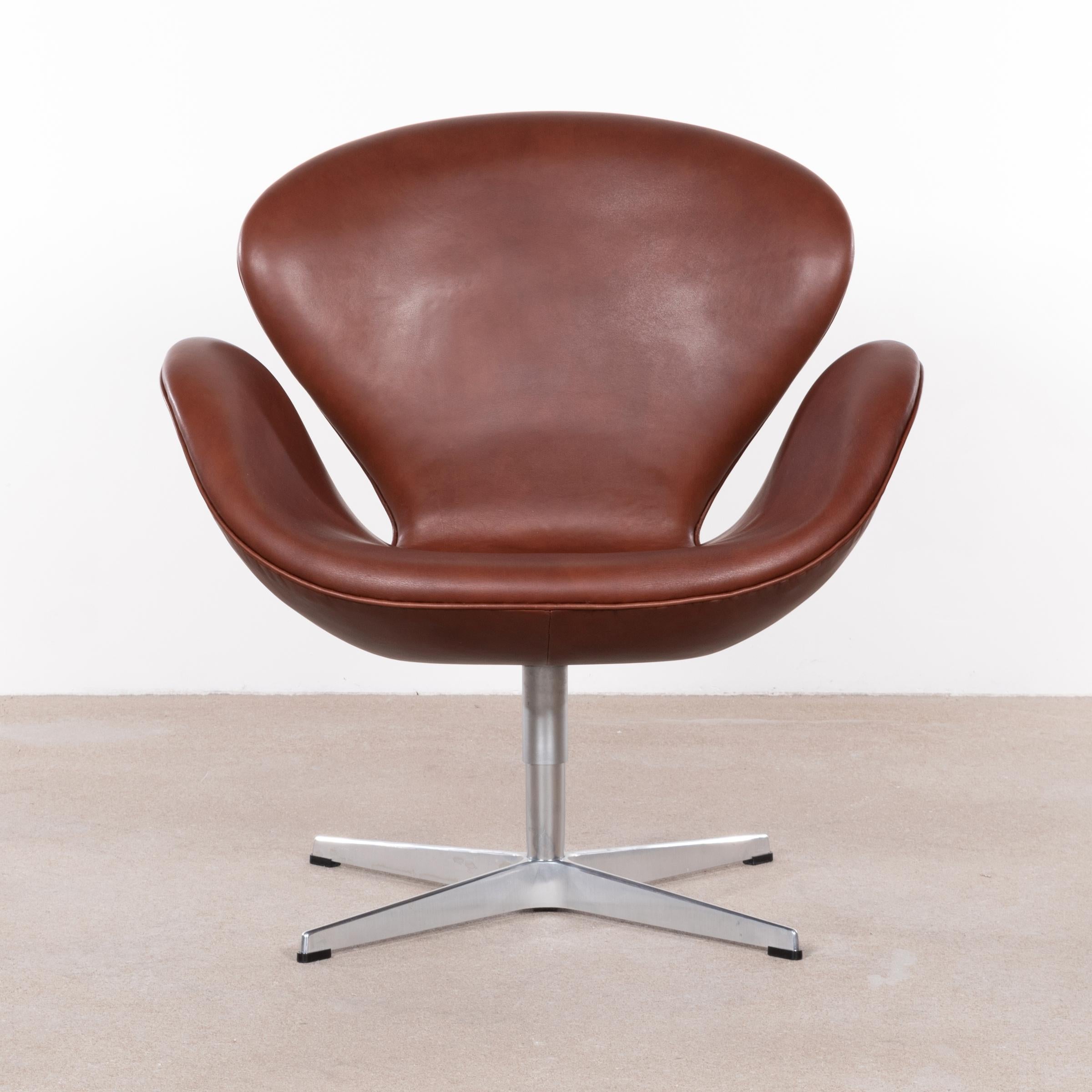 Arne Jacobsen Swan Chair 'Model 3320' in Brown Leather for Fritz Hansen Denmark 3