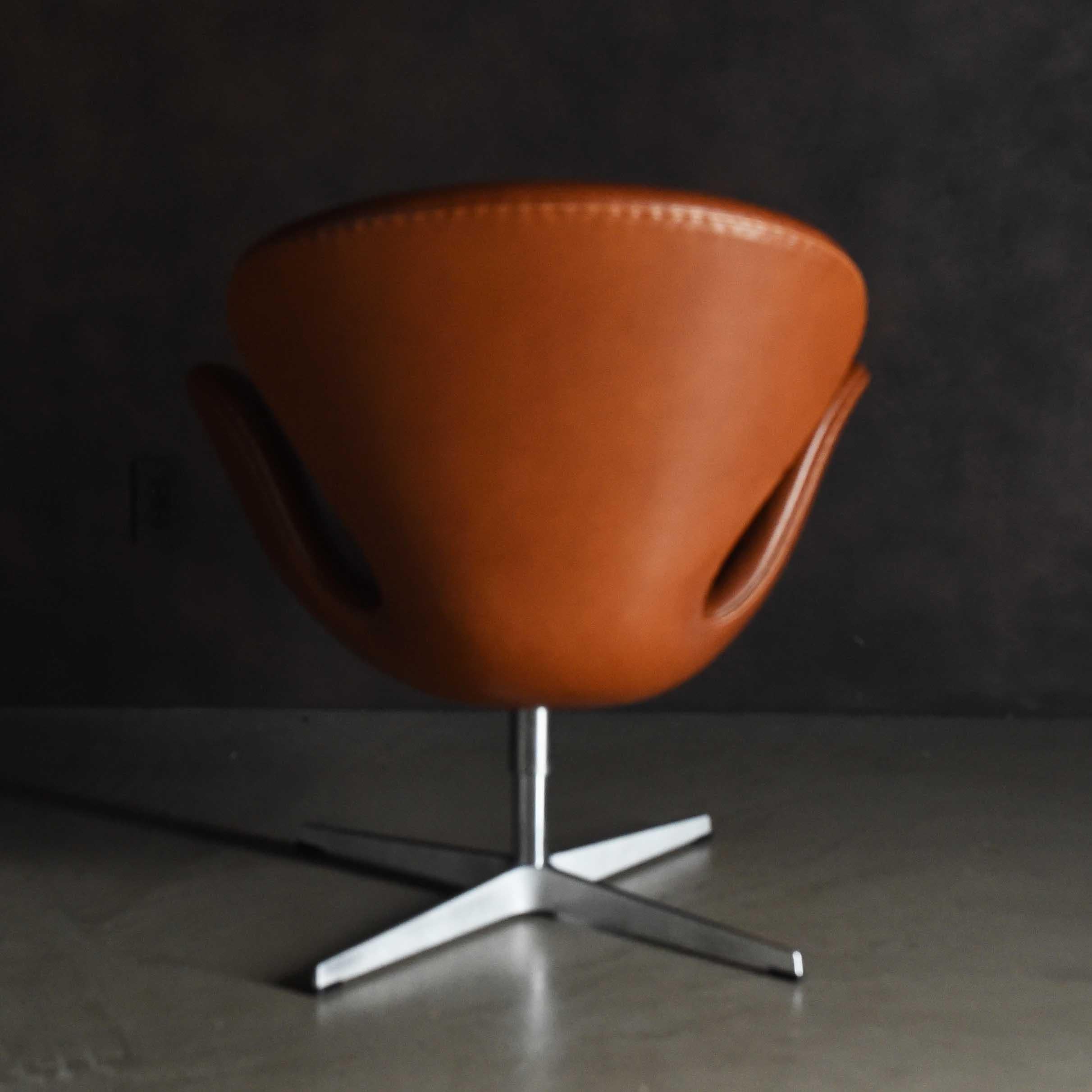 Arne Jacobsen „Swan-Stuhl“ Modell3320 (Dänisch) im Angebot