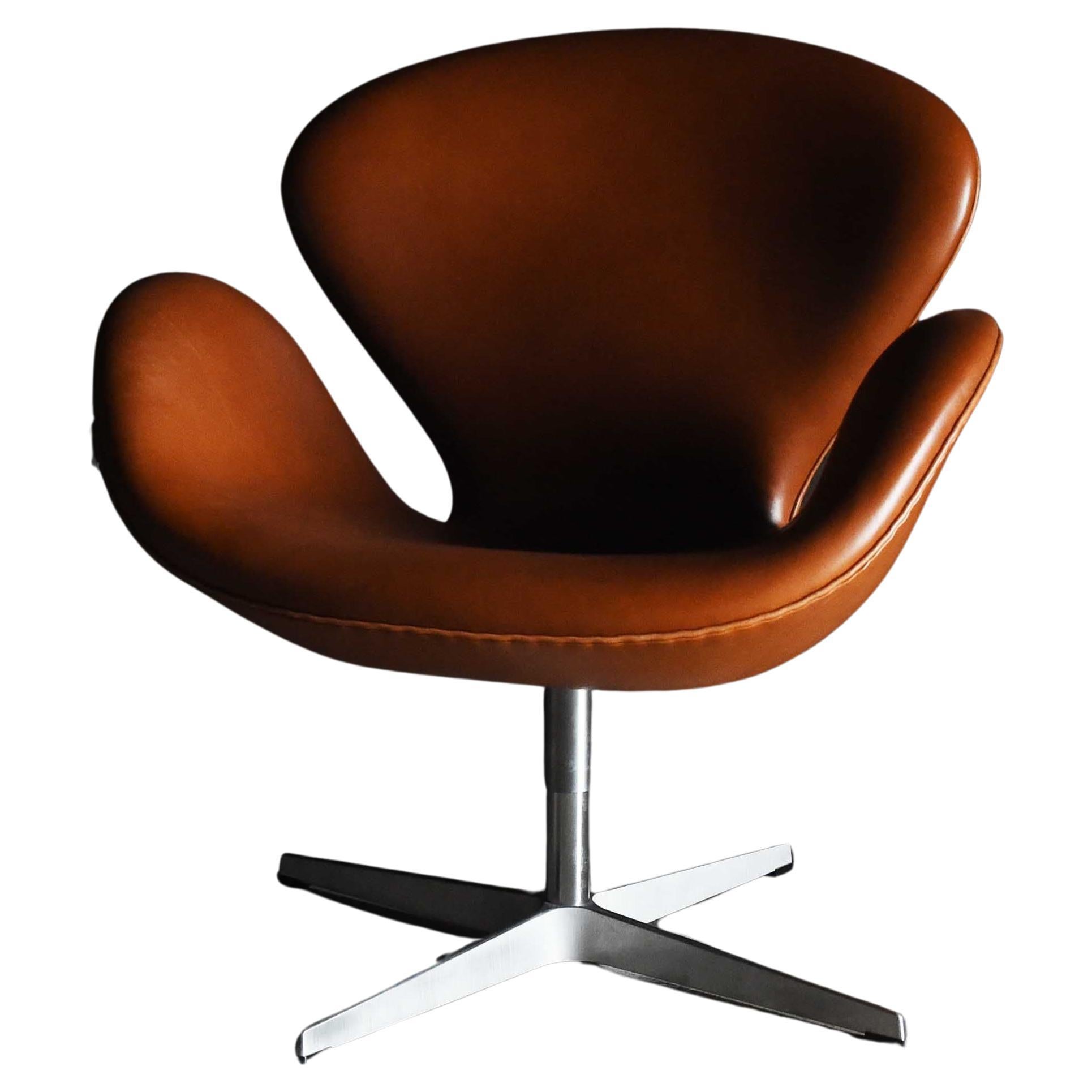 Arne Jacobsen "Swan chair" model3320 For Sale