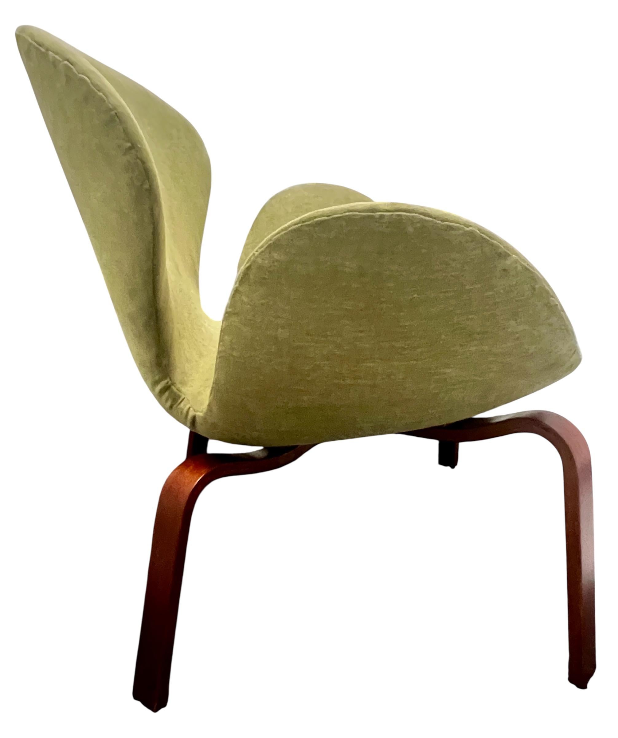 Arne Jacobsen Swan Chair Rare Model 4325 for Fritz Hansen In Good Condition For Sale In New York, NY